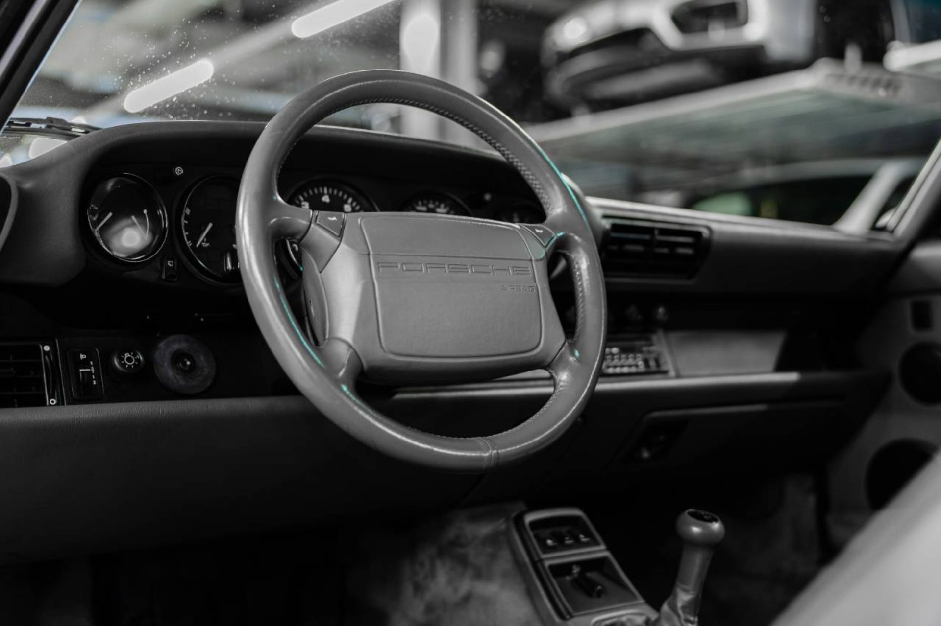 PORSCHE 911 Carrera 2 Coupé-image-3