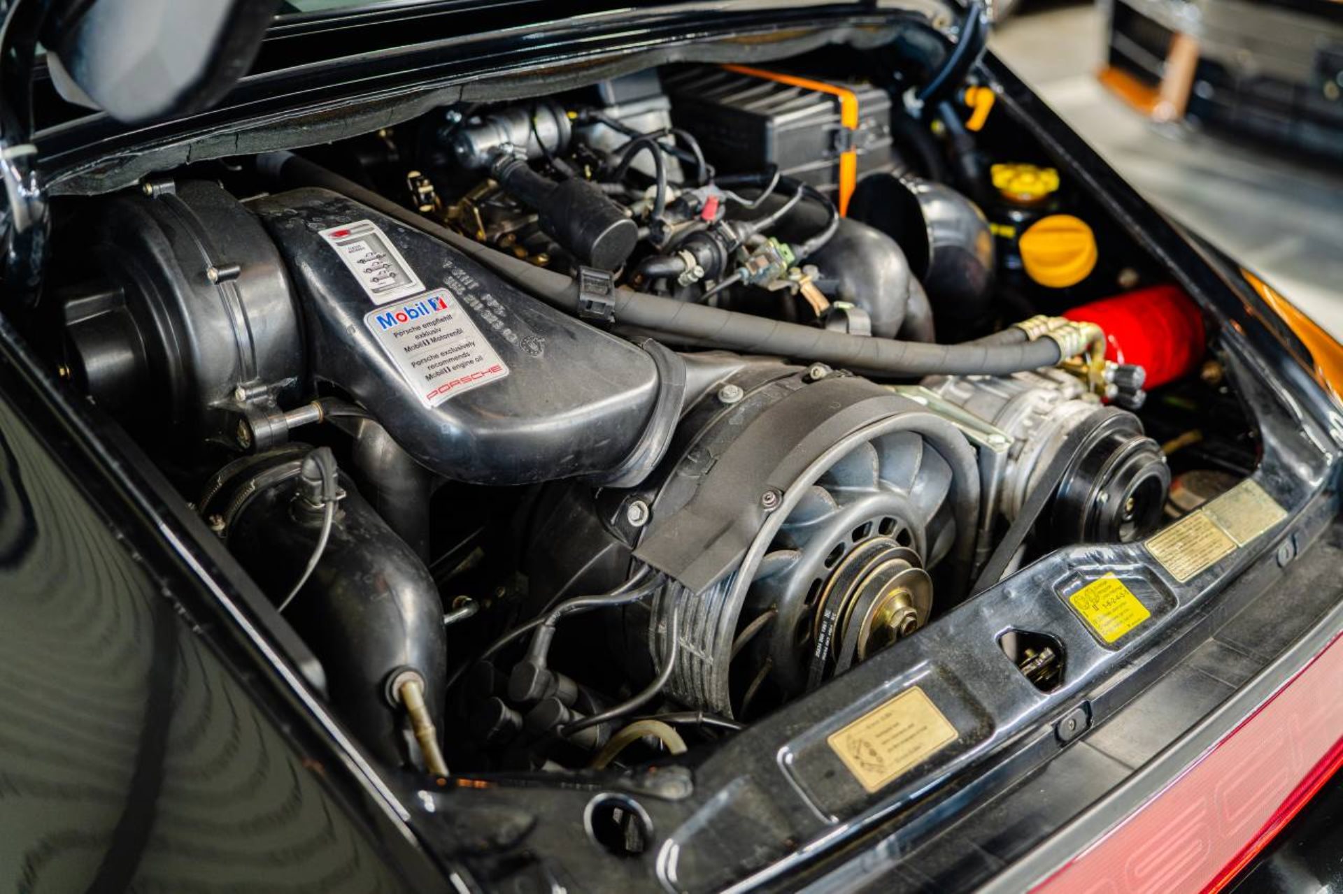 PORSCHE 911 Carrera 2 Coupé-image-27