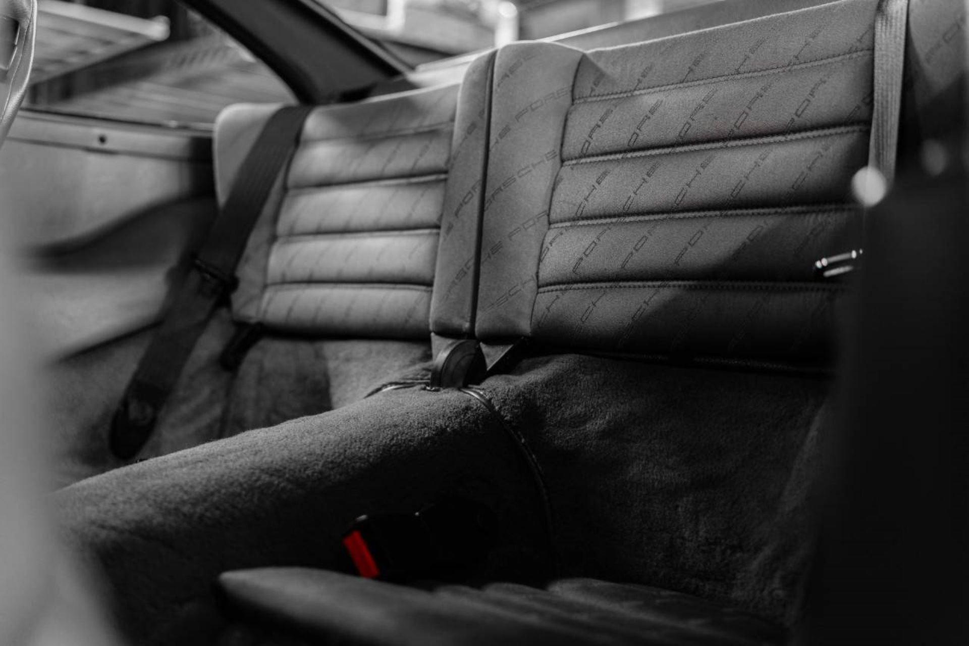 PORSCHE 911 Carrera 2 Coupé-image-19