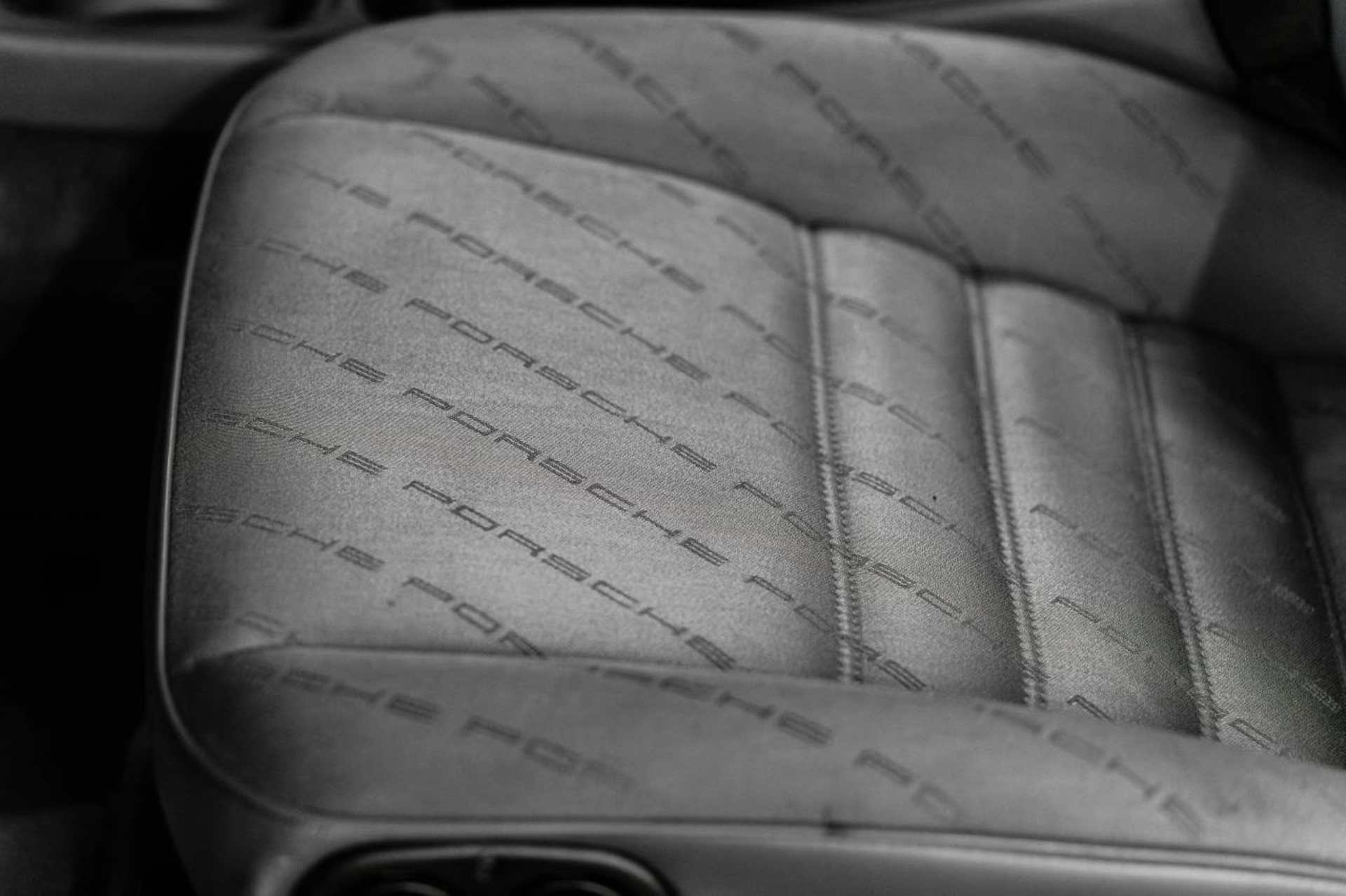 PORSCHE 911 Carrera 2 Coupé-image-21