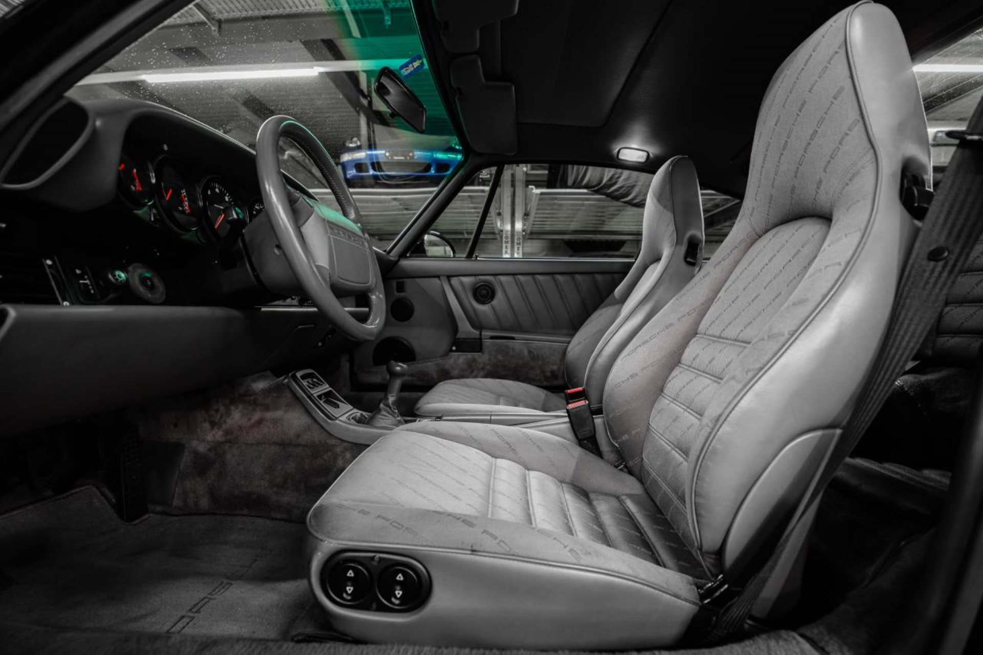 PORSCHE 911 Carrera 2 Coupé-image-12
