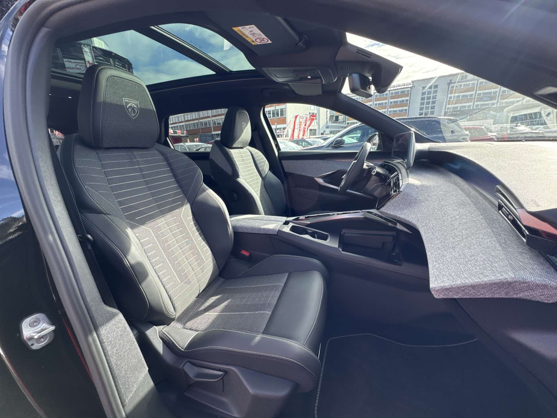 PEUGEOT 5008 145 Hybrid GT 7-Plätzer e-DCS-Automat-image-12