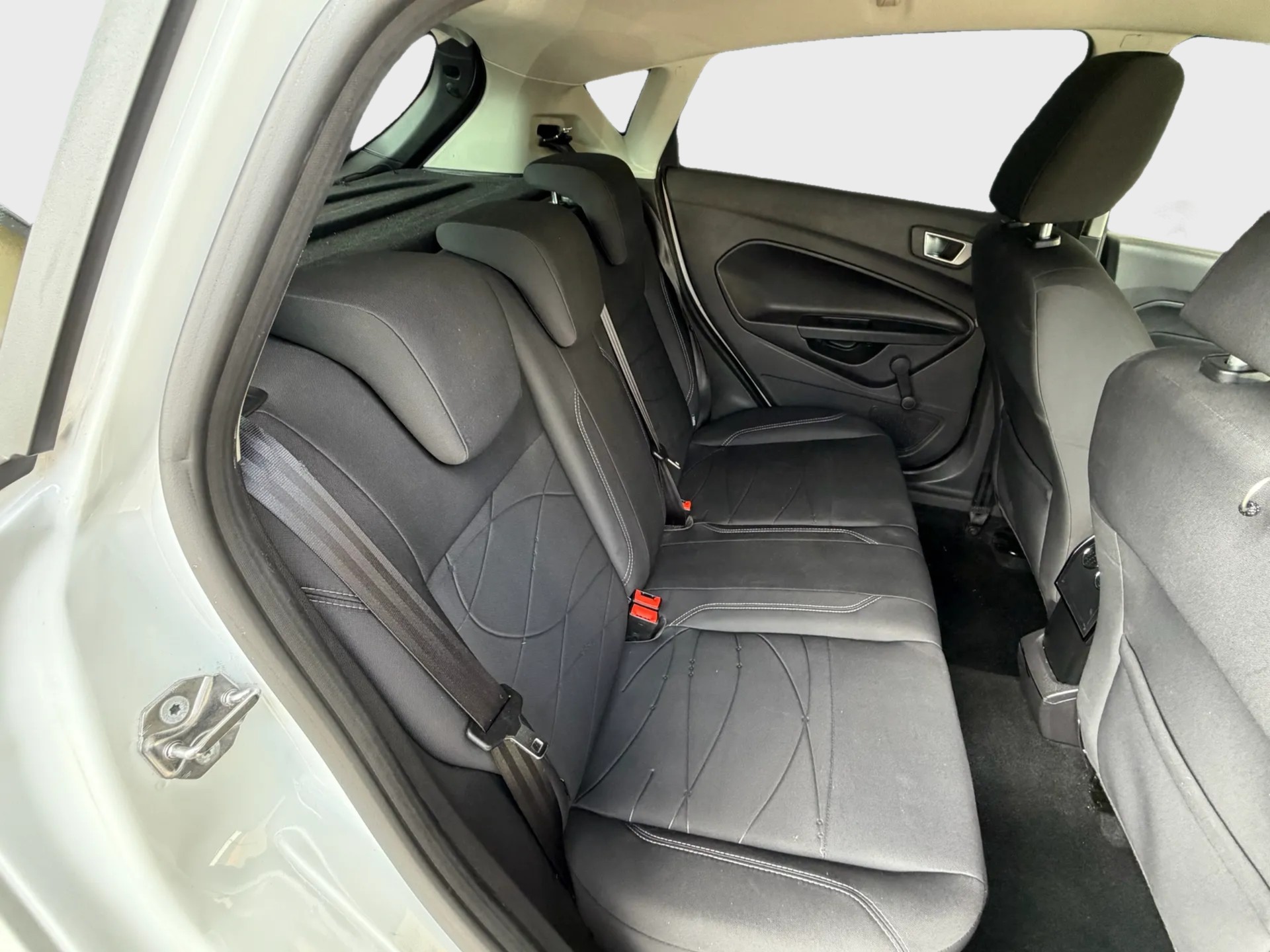 FORD Fiesta 1.6 TDCi Eco Titanium-image-21