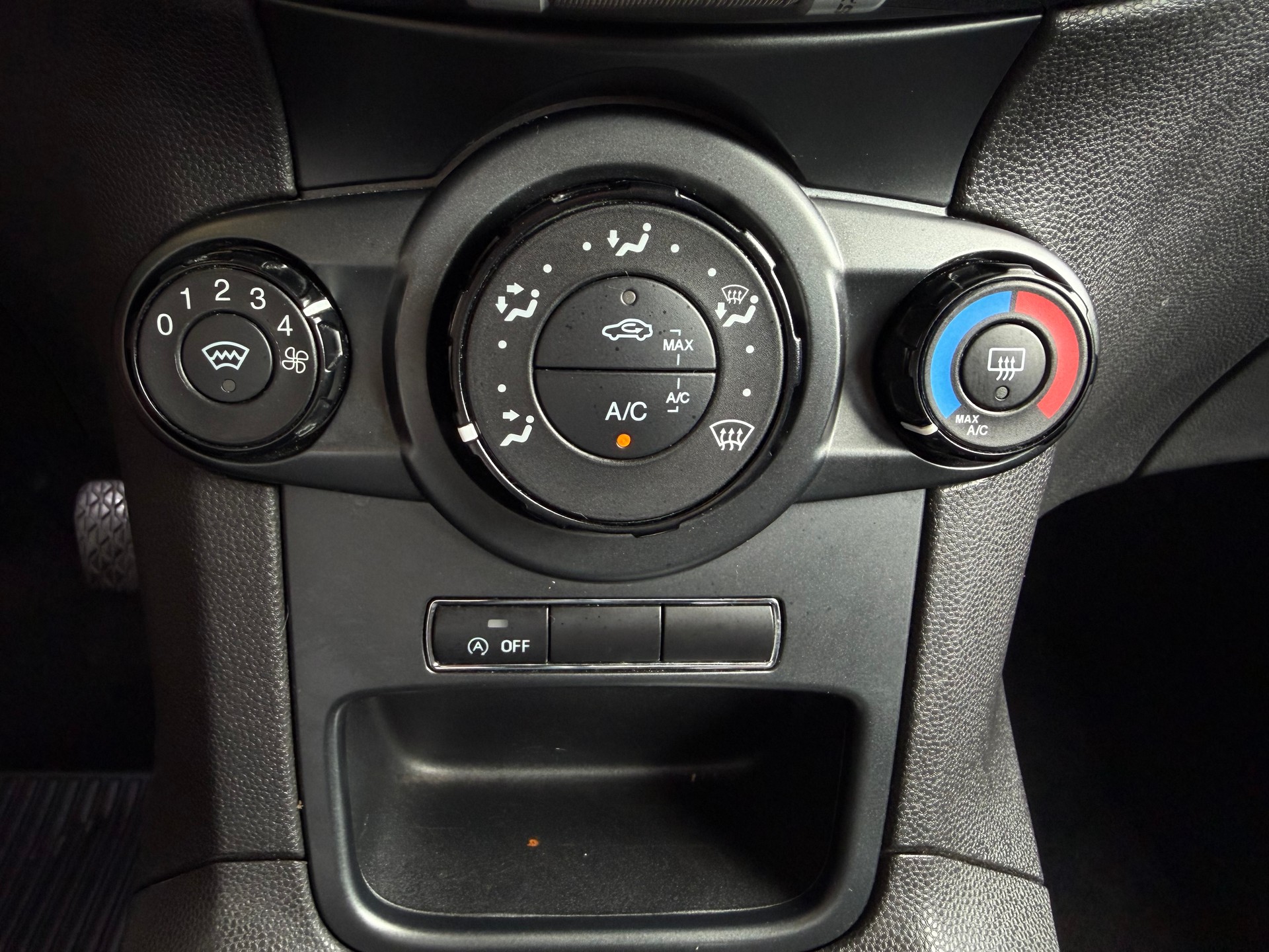 FORD Fiesta 1.6 TDCi Eco Titanium-image-13