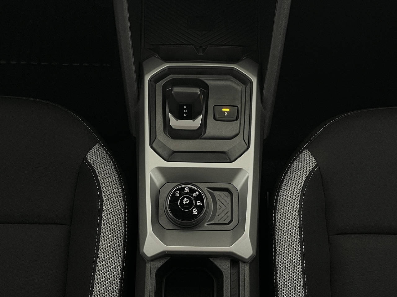 DACIA Duster 1.2 Hybrid Journey 4WD-image-13