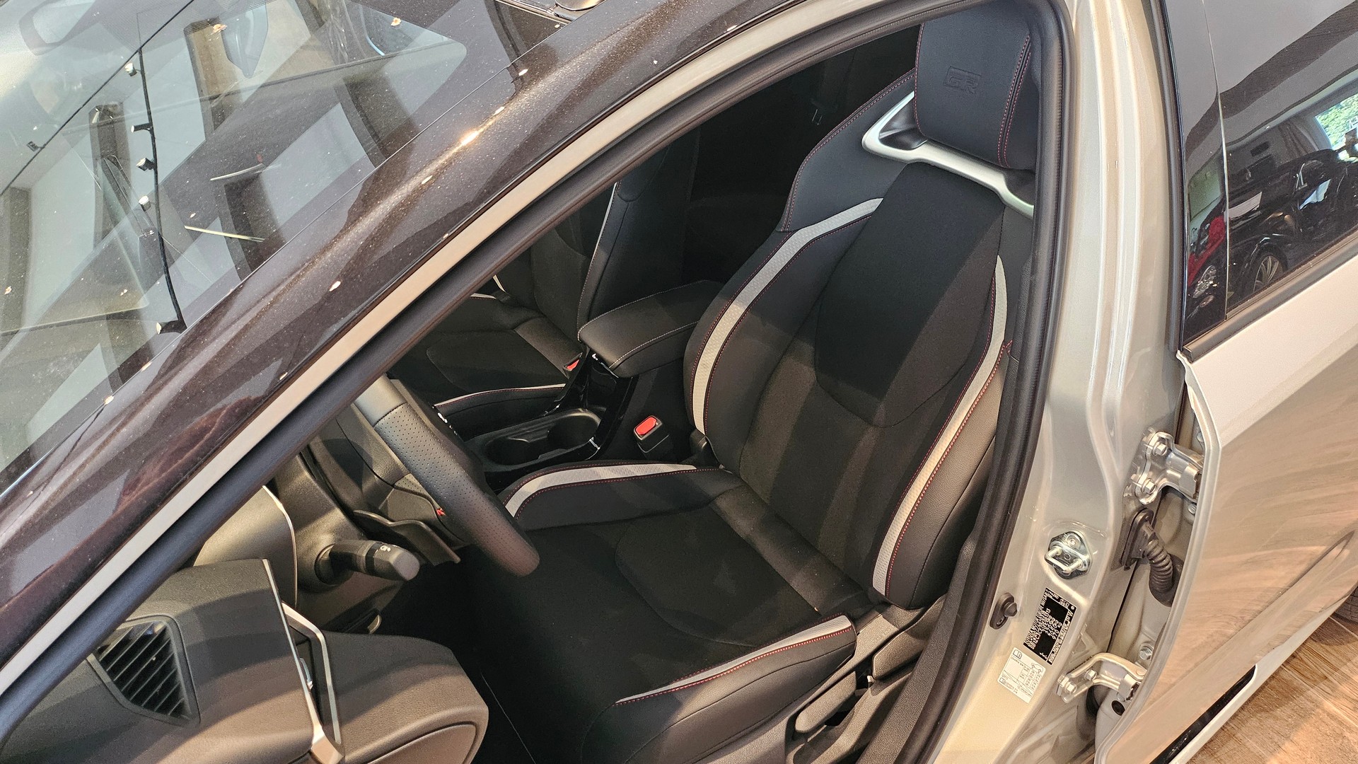 TOYOTA Corolla Touring Sports 2.0 HSD GR Sport e-CVT-image-24