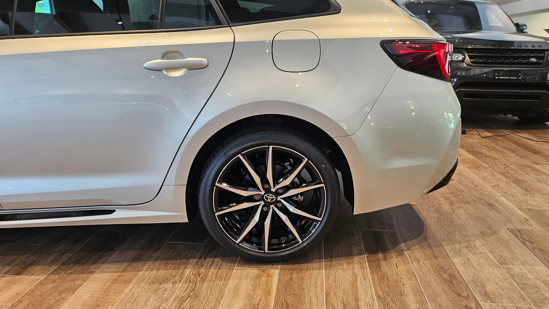 TOYOTA Corolla Touring Sports 2.0 HSD GR Sport e-CVT-image-16