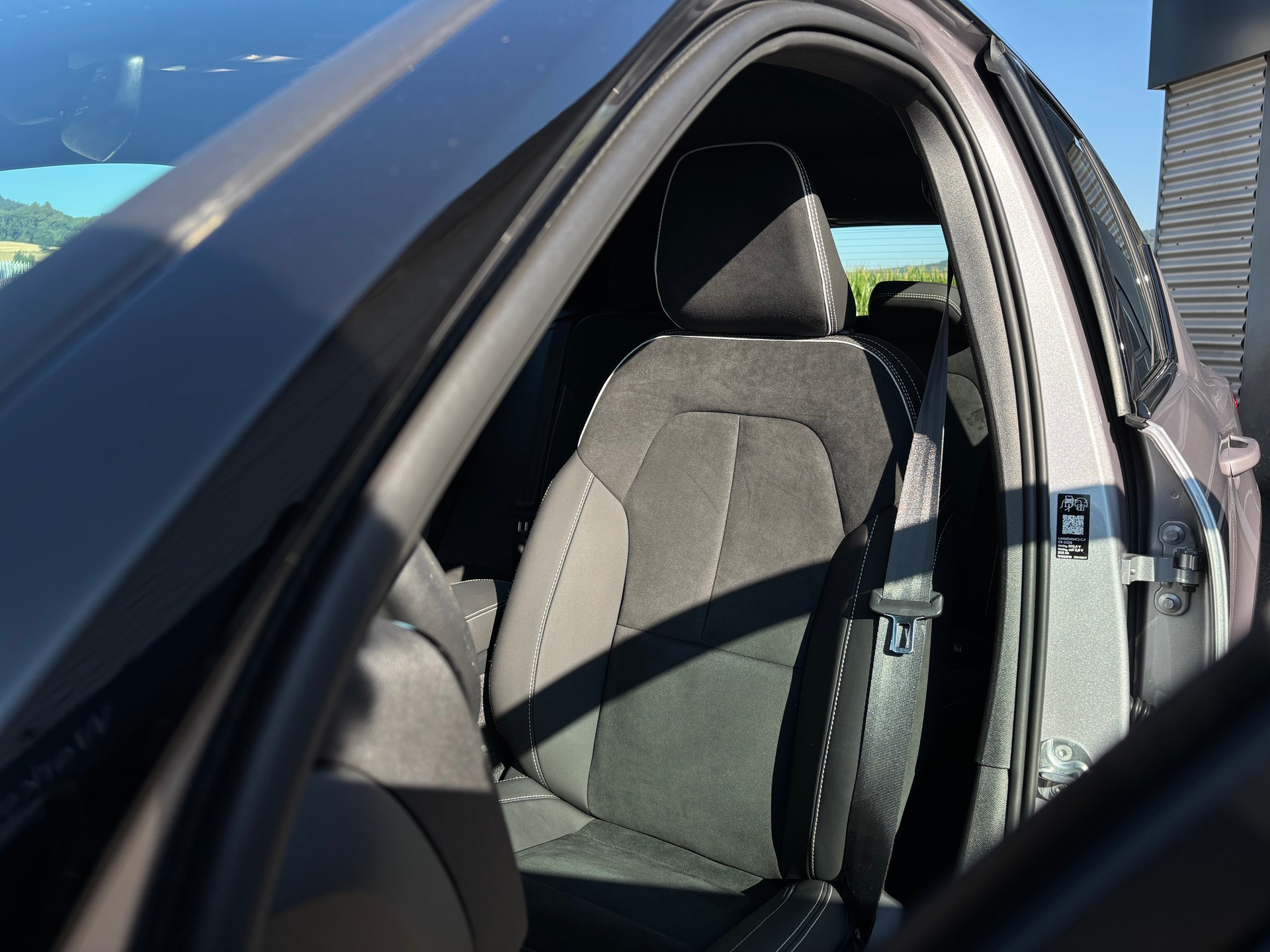 VOLVO EX40 Twin Performance Ultra AWD-image-3