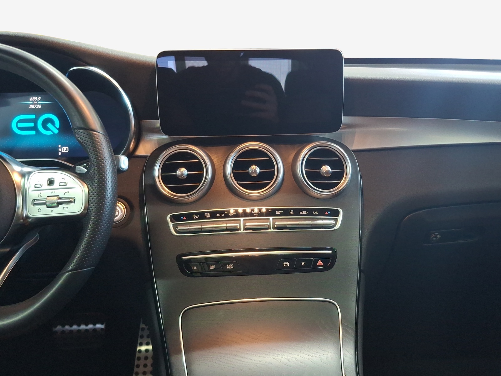 MERCEDES-BENZ GLC 300 e AMG Line 4Matic 9G-Tronic-image-10