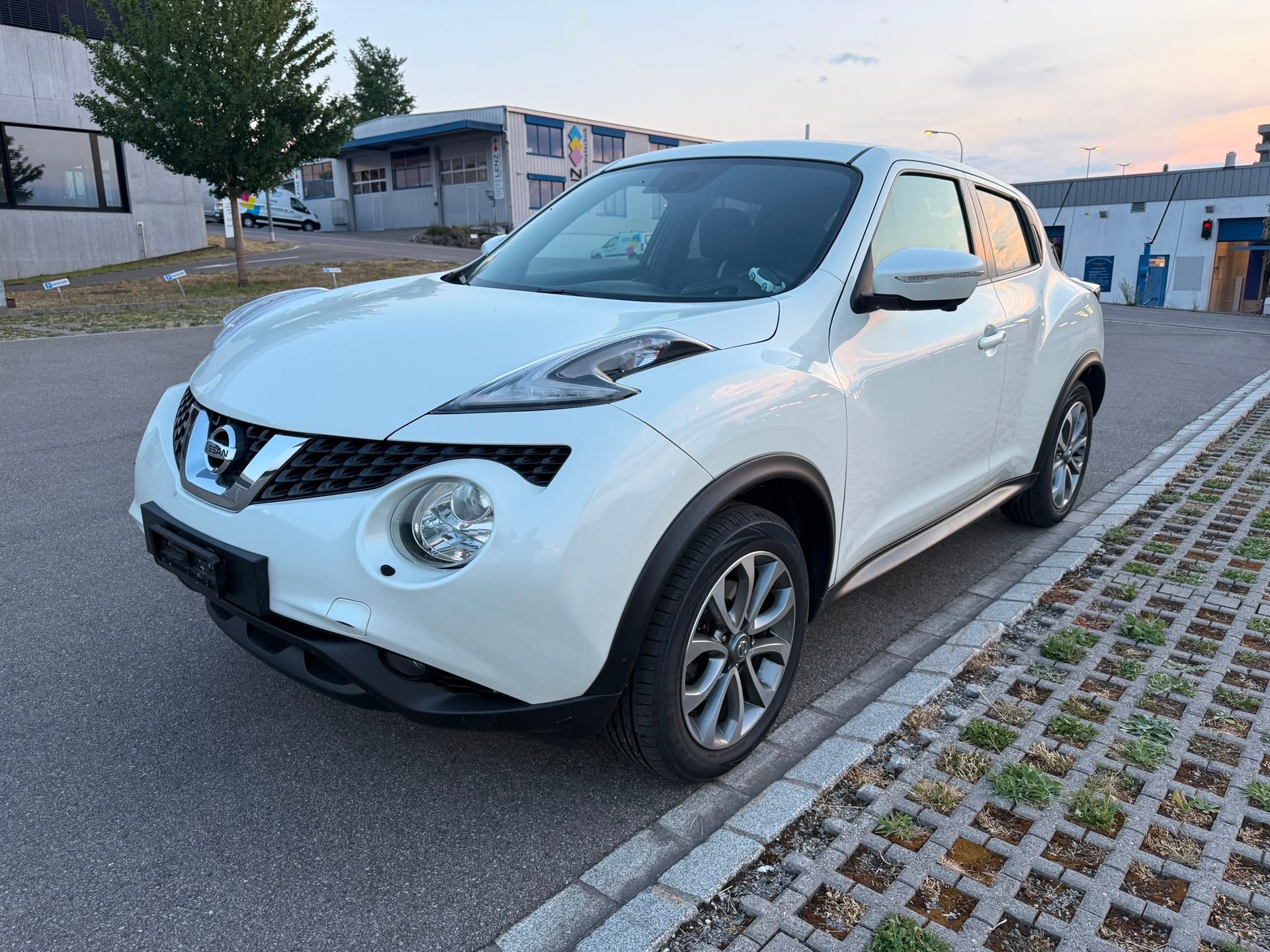 NISSAN Juke 1.6 DIG-T tekna 4x4 Xtronic M-CVT-image-2