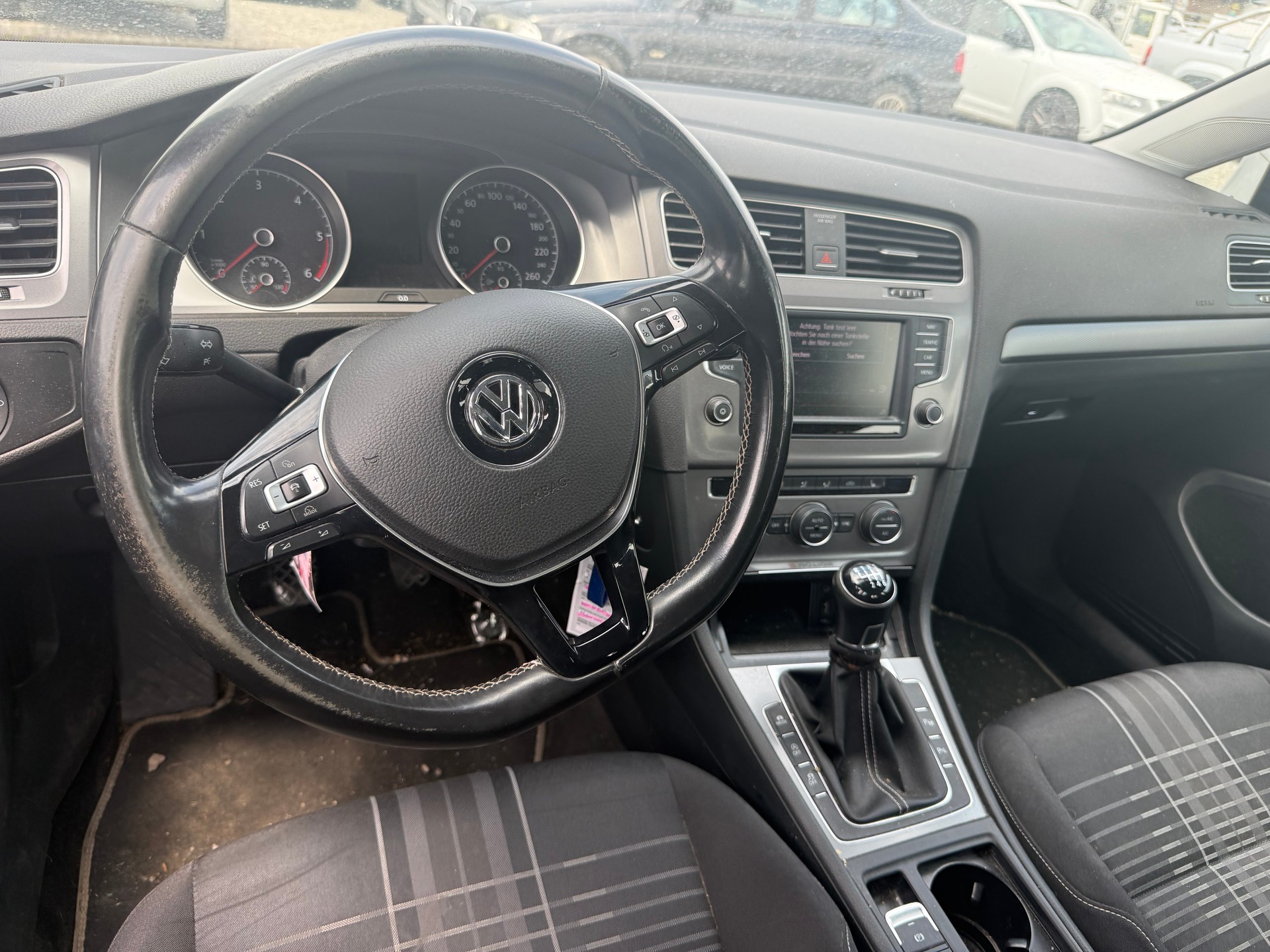 VW Golf 1.6 TDI Trendline 4Motion-image-5