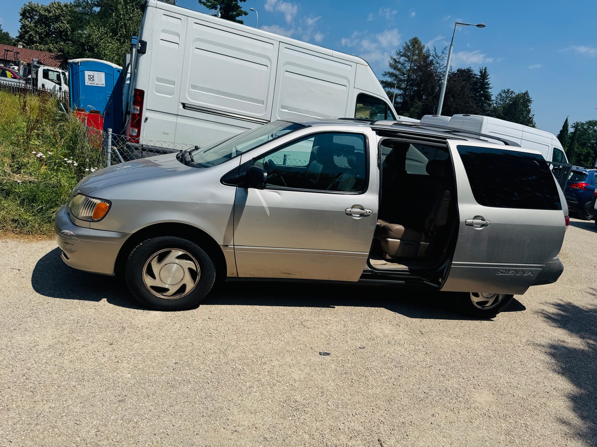 TOYOTA Sienna-image-3