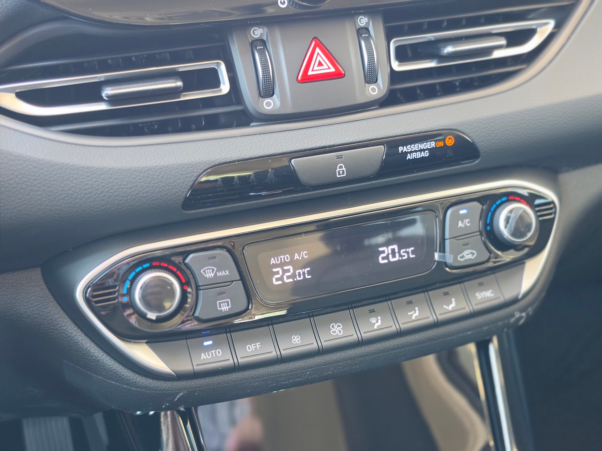 HYUNDAI i30 1.5 T-GDi Amplia DCT-image-7