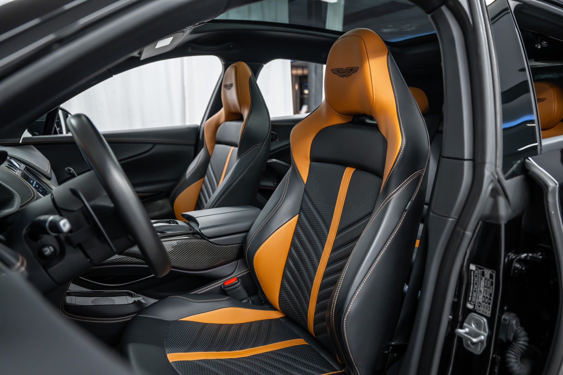 ASTON MARTIN DBX 707 4.0 V8 Bi-Turbo Q-Individual*Carbon*Garantie*AHK*23"*-image-17