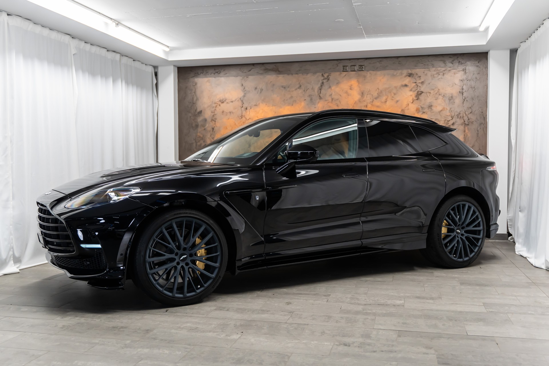 ASTON MARTIN DBX 707 4.0 V8 Bi-Turbo Q-Individual*Carbon*Garantie*AHK*23"*-showroom-element-2