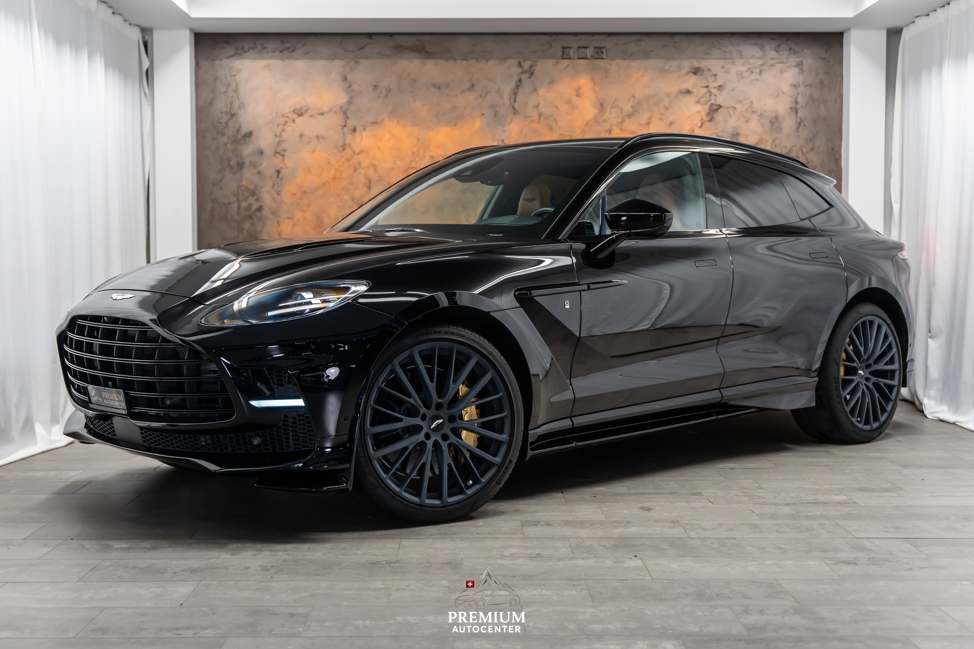 ASTON MARTIN DBX 707 4.0 V8 Bi-Turbo Q-Individual*Carbon*Garantie*AHK*23"*