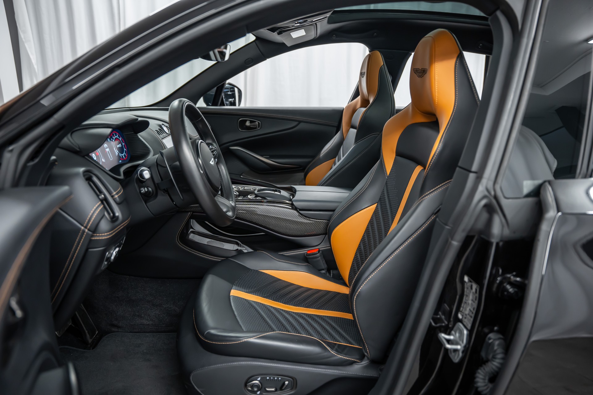 ASTON MARTIN DBX 707 4.0 V8 Bi-Turbo Q-Individual*Carbon*Garantie*AHK*23"*-image-16