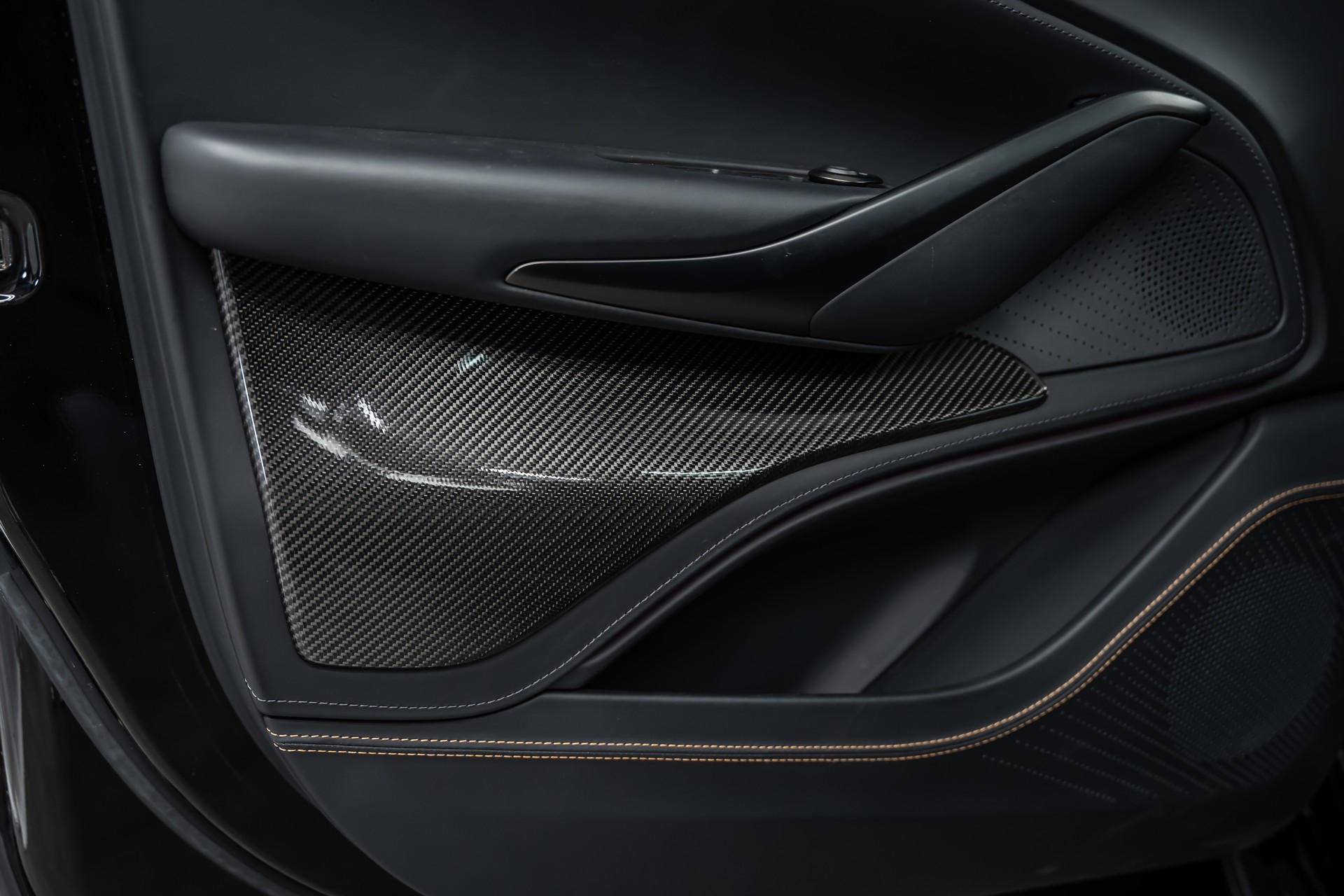 ASTON MARTIN DBX 707 4.0 V8 Bi-Turbo Q-Individual*Carbon*Garantie*AHK*23"*-image-24