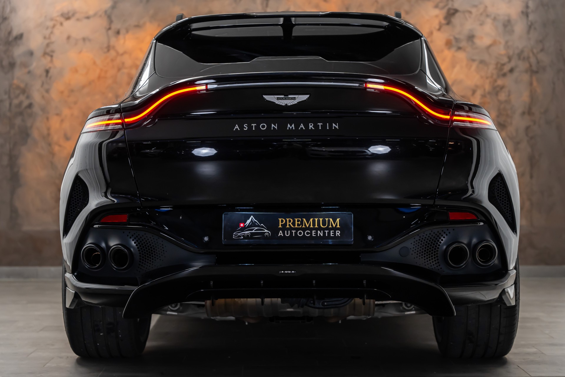 ASTON MARTIN DBX 707 4.0 V8 Bi-Turbo Q-Individual*Carbon*Garantie*AHK*23"*-image-14