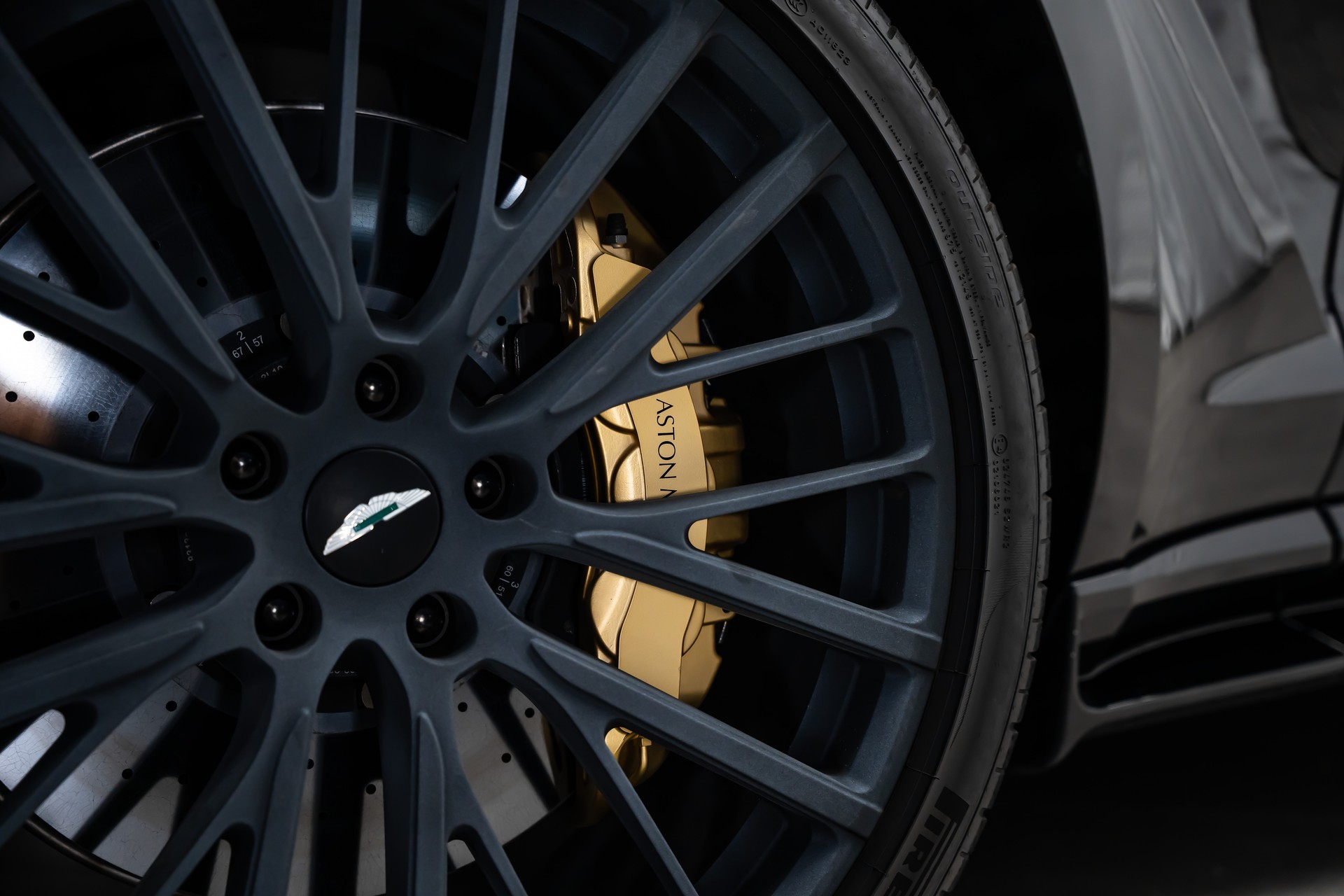ASTON MARTIN DBX 707 4.0 V8 Bi-Turbo Q-Individual*Carbon*Garantie*AHK*23"*-image-4