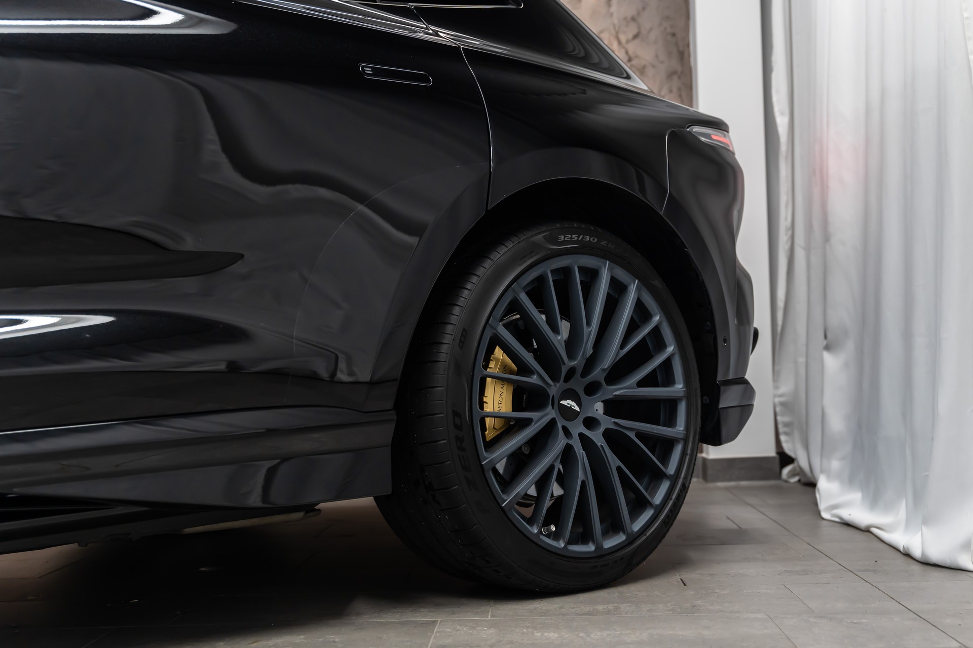 ASTON MARTIN DBX 707 4.0 V8 Bi-Turbo Q-Individual*Carbon*Garantie*AHK*23"*-image-6
