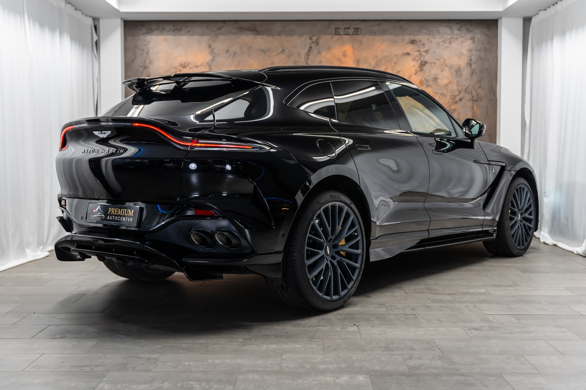 ASTON MARTIN DBX 707 4.0 V8 Bi-Turbo Q-Individual*Carbon*Garantie*AHK*23"*-image-8