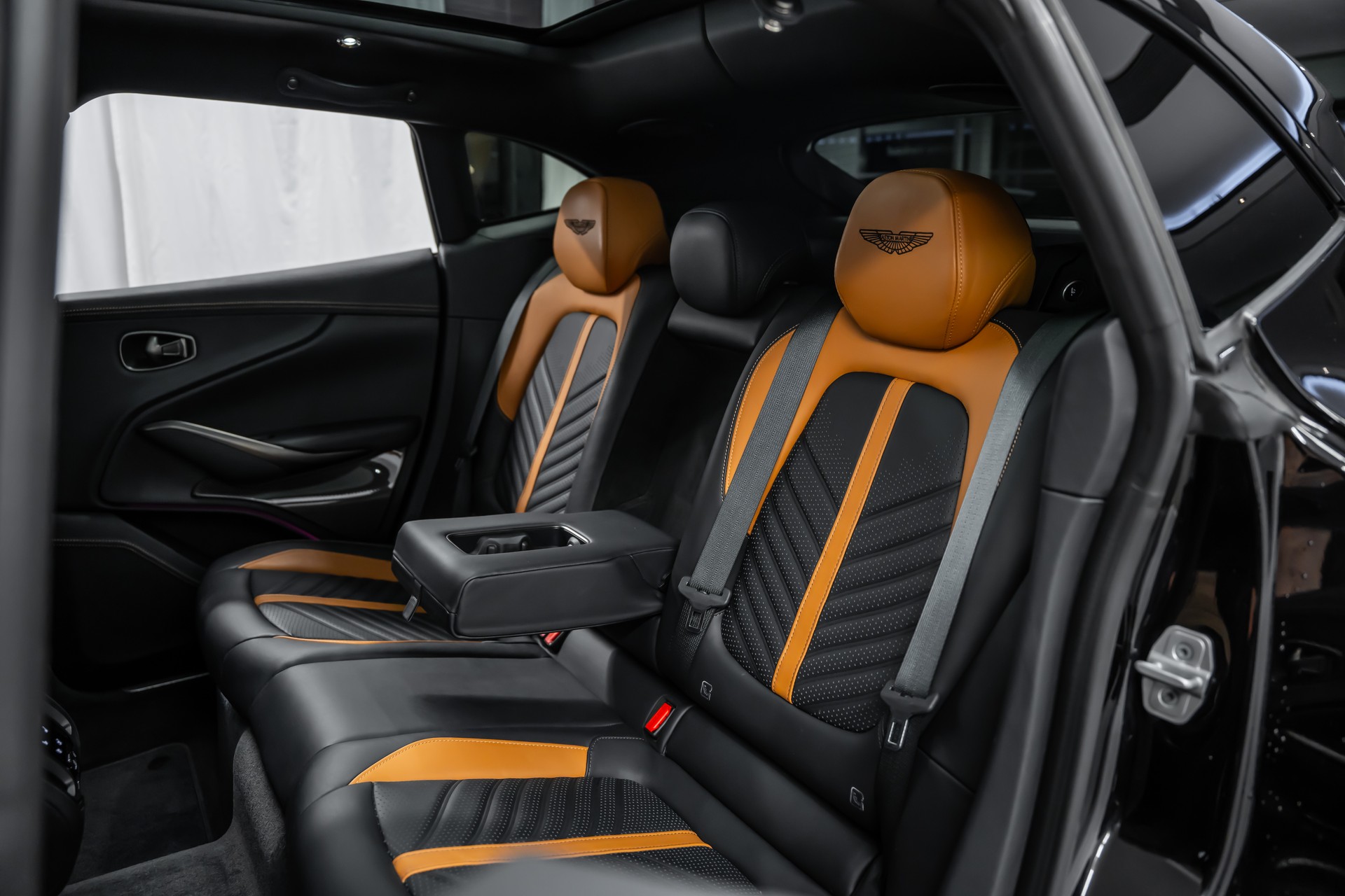 ASTON MARTIN DBX 707 4.0 V8 Bi-Turbo Q-Individual*Carbon*Garantie*AHK*23"*-image-19