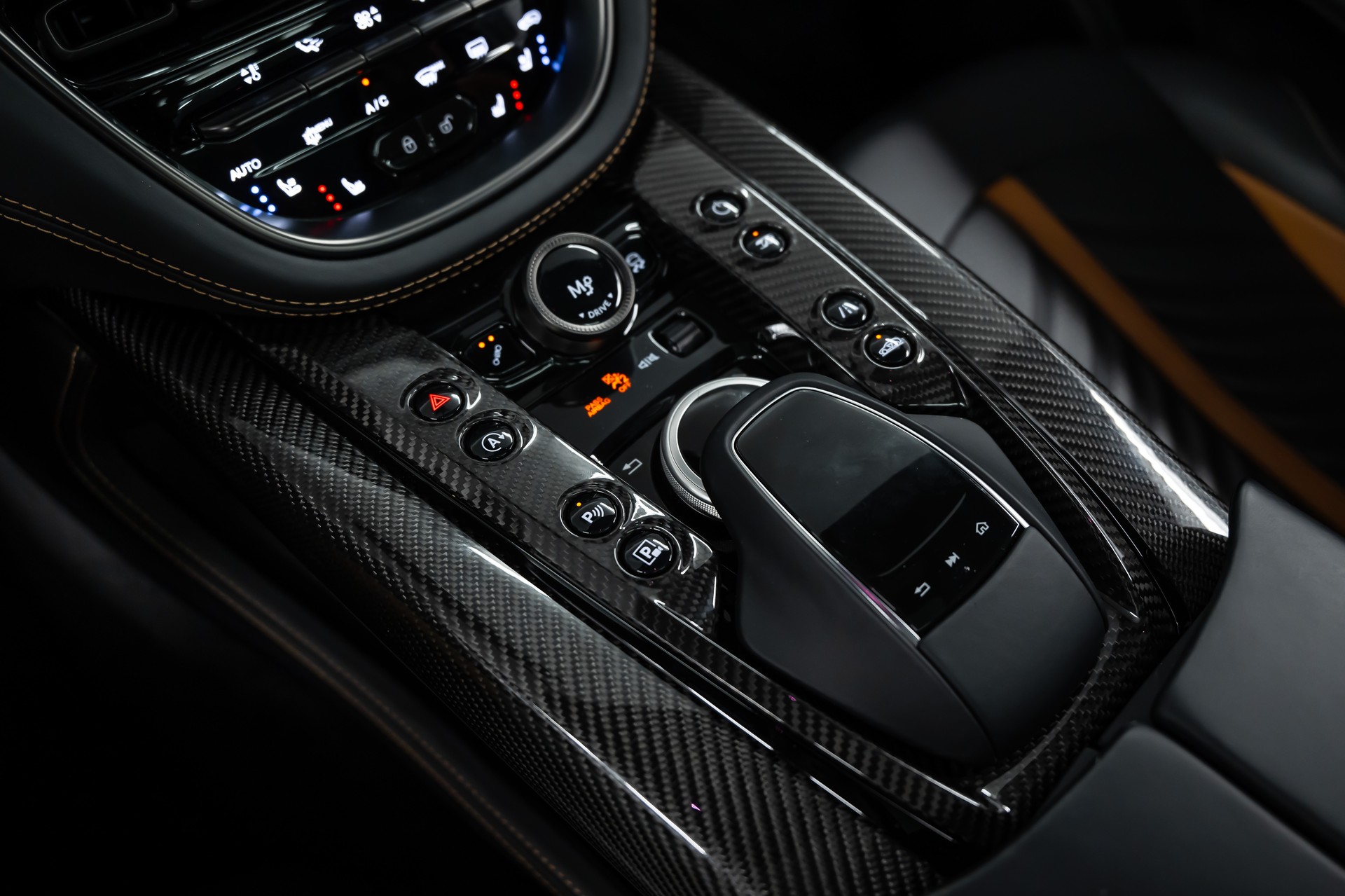 ASTON MARTIN DBX 707 4.0 V8 Bi-Turbo Q-Individual*Carbon*Garantie*AHK*23"*-image-27
