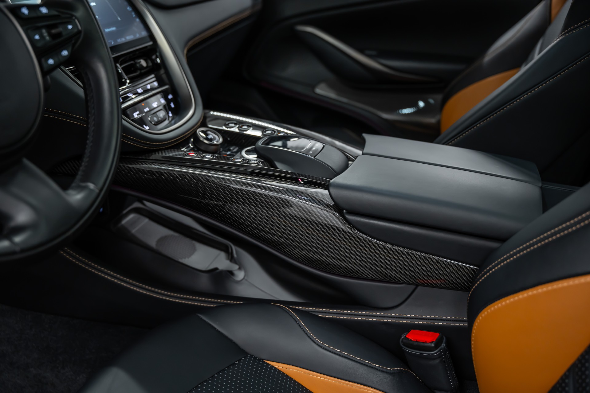 ASTON MARTIN DBX 707 4.0 V8 Bi-Turbo Q-Individual*Carbon*Garantie*AHK*23"*-image-26