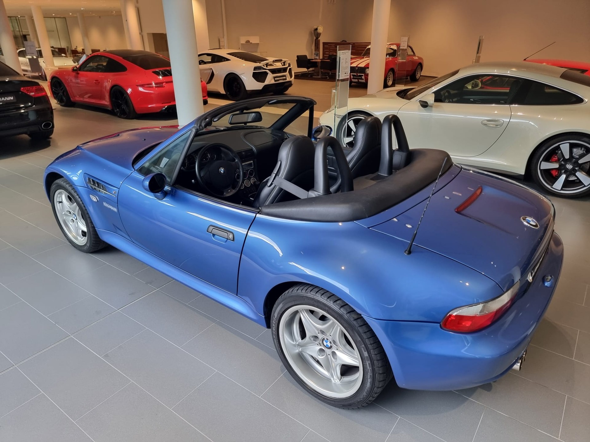 BMW M-Roadster-showroom-element-2