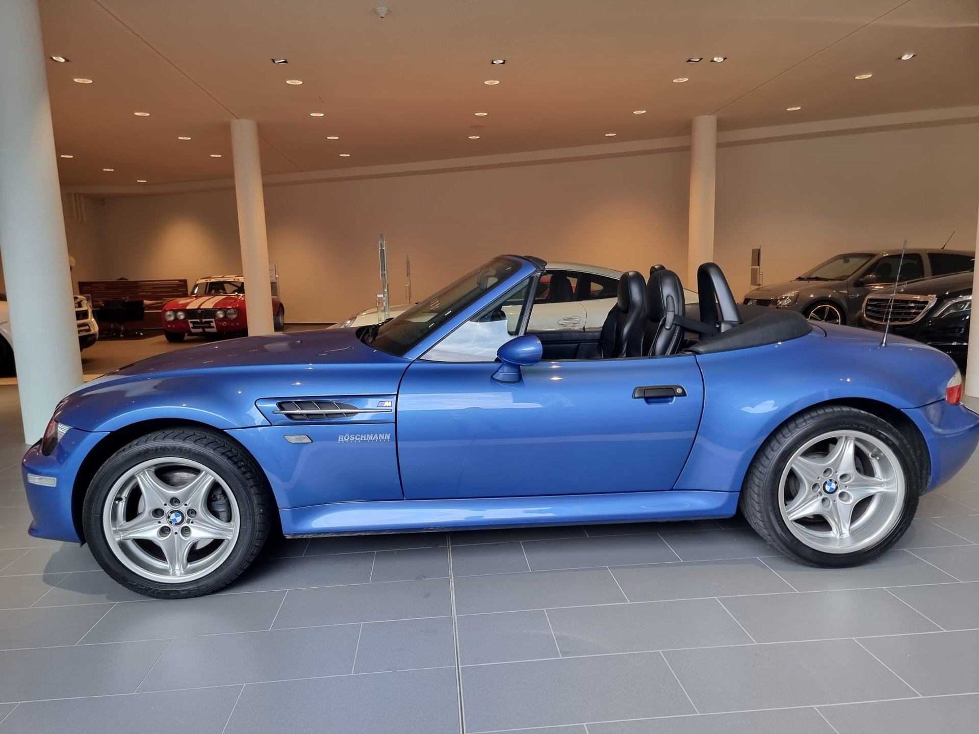 BMW M-Roadster-showroom-element-1