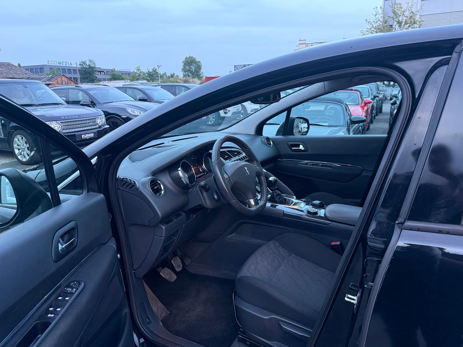 PEUGEOT 3008 1.6 16V T Platinum / Frisch ab MFK & Service / AHK 1500 / 8-fach bereift / Head-up Display / PDC / Panoramadach-image-9