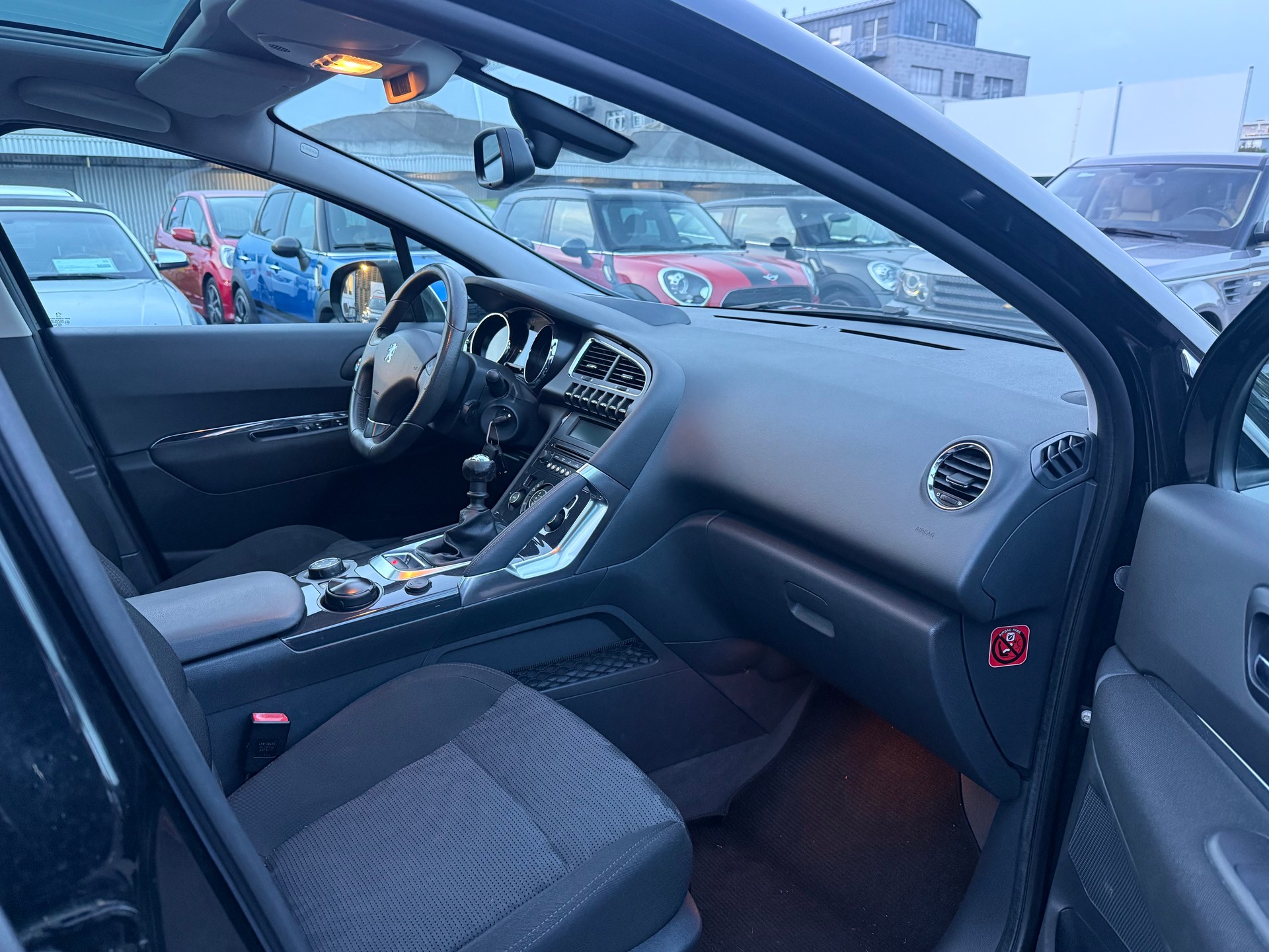 PEUGEOT 3008 1.6 16V T Platinum / Frisch ab MFK & Service / AHK 1500 / 8-fach bereift / Head-up Display / PDC / Panoramadach-image-6