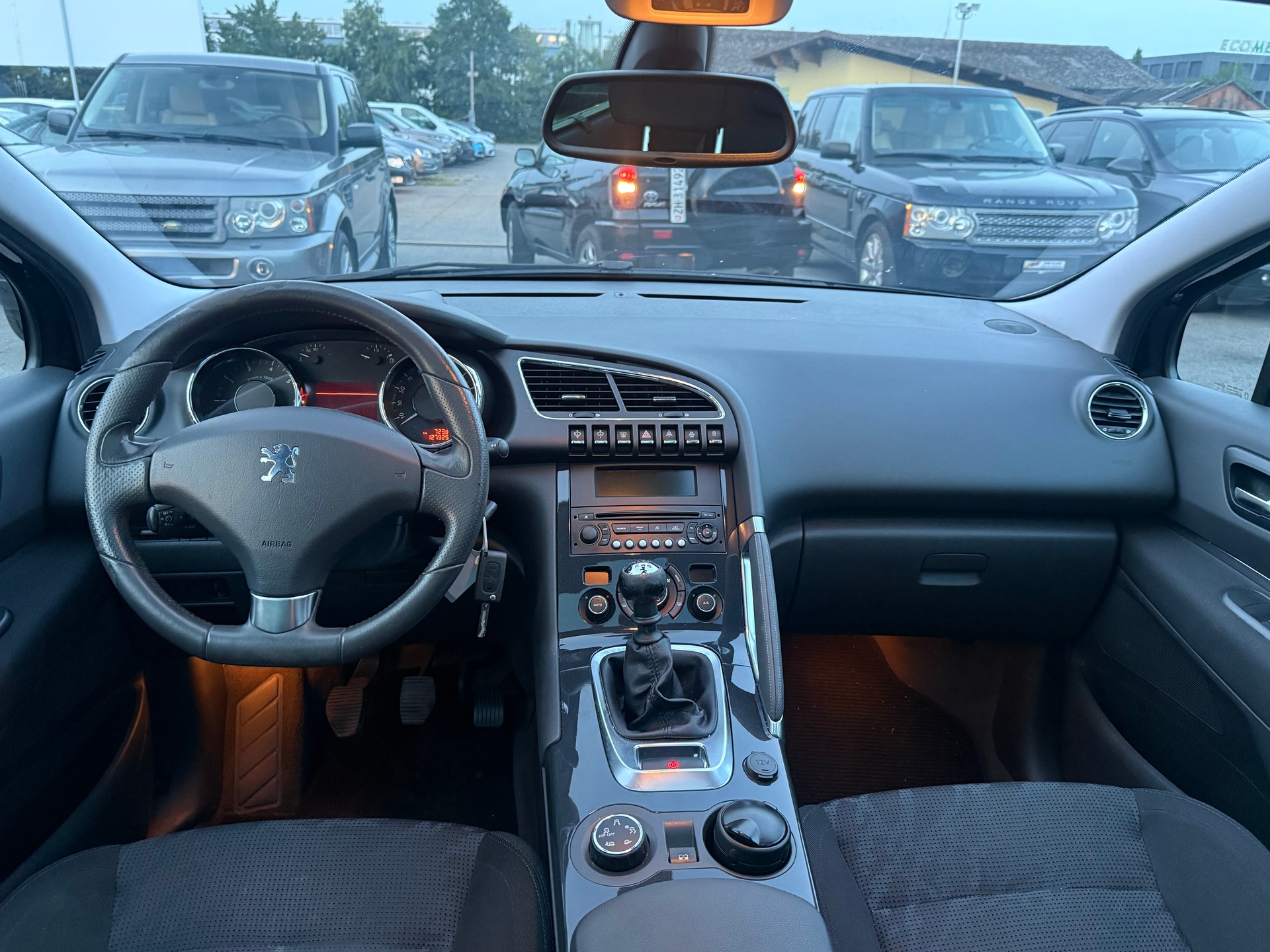 PEUGEOT 3008 1.6 16V T Platinum / Frisch ab MFK & Service / AHK 1500 / 8-fach bereift / Head-up Display / PDC / Panoramadach-image-7
