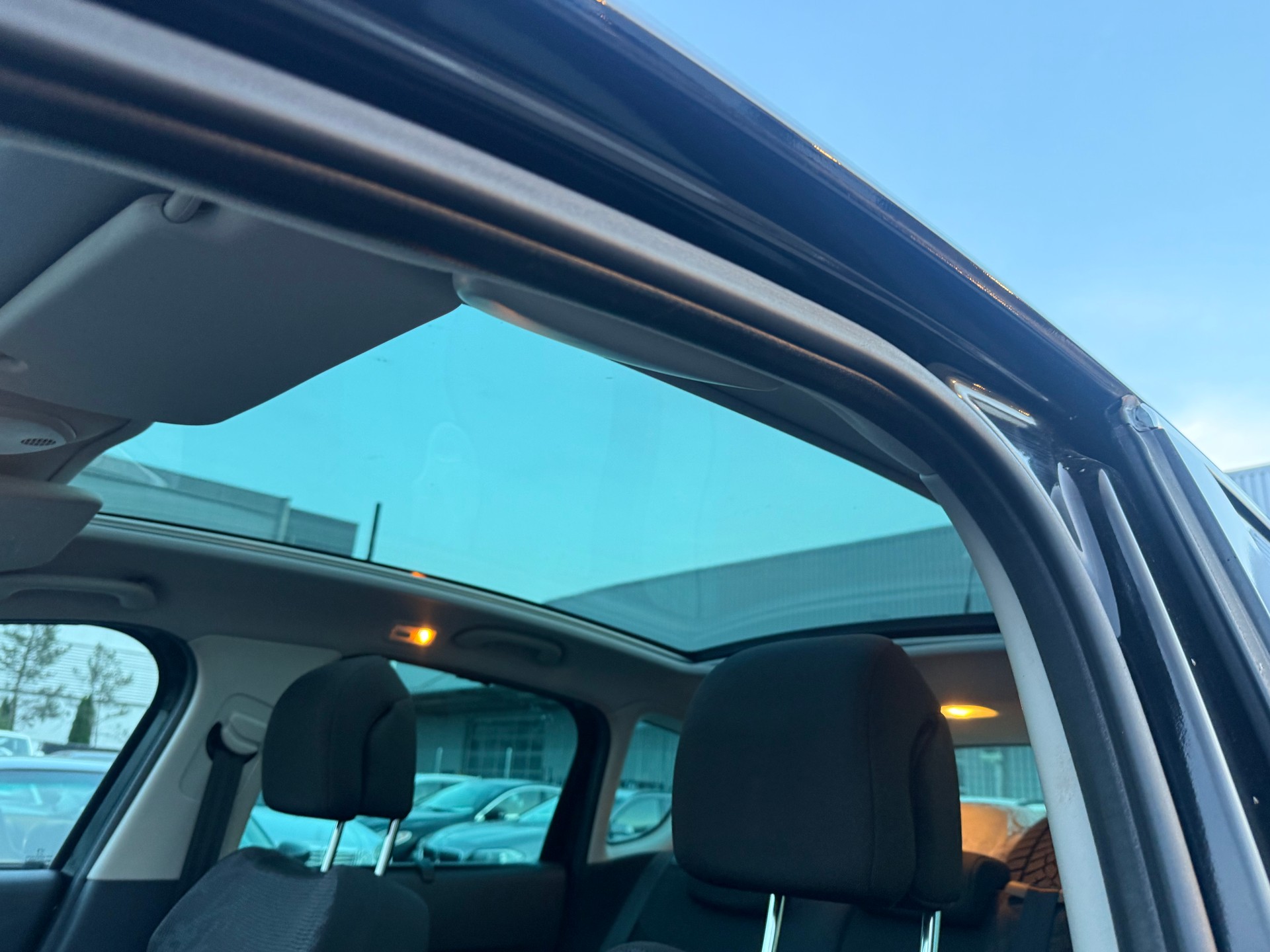 PEUGEOT 3008 1.6 16V T Platinum / Frisch ab MFK & Service / AHK 1500 / 8-fach bereift / Head-up Display / PDC / Panoramadach-image-10