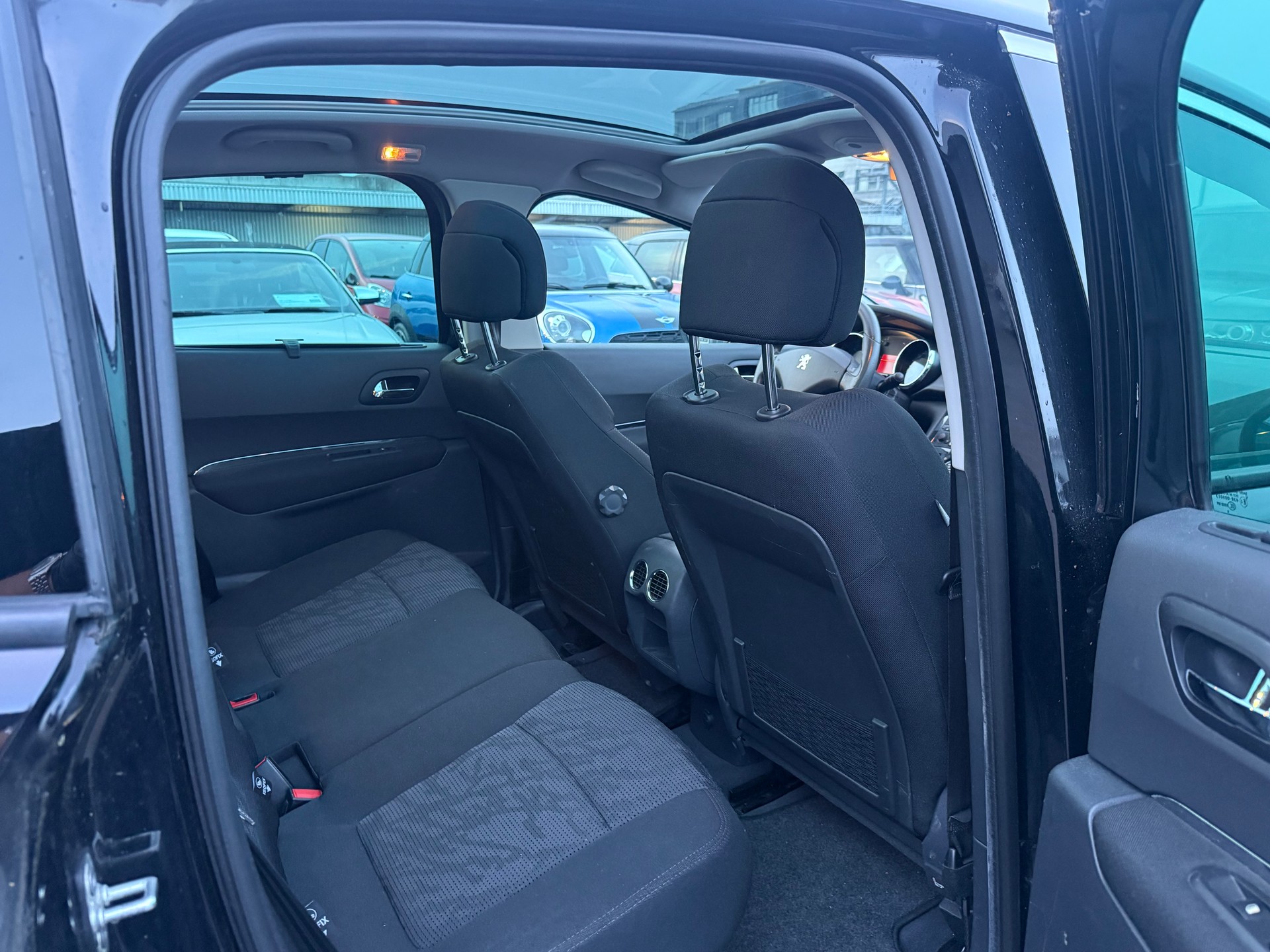 PEUGEOT 3008 1.6 16V T Platinum / Frisch ab MFK & Service / AHK 1500 / 8-fach bereift / Head-up Display / PDC / Panoramadach-image-11