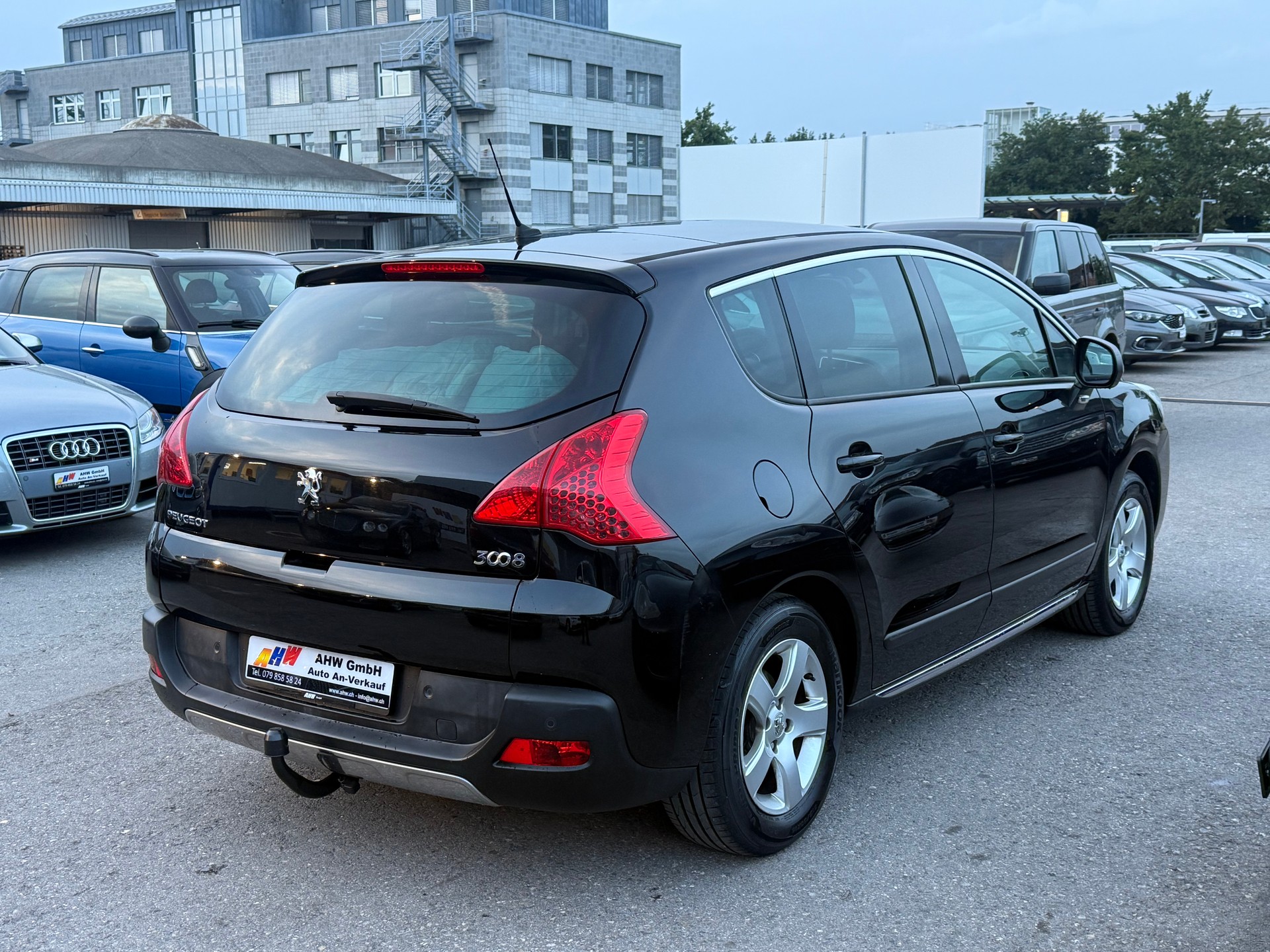 PEUGEOT 3008 1.6 16V T Platinum / Frisch ab MFK & Service / AHK 1500 / 8-fach bereift / Head-up Display / PDC / Panoramadach-image-3