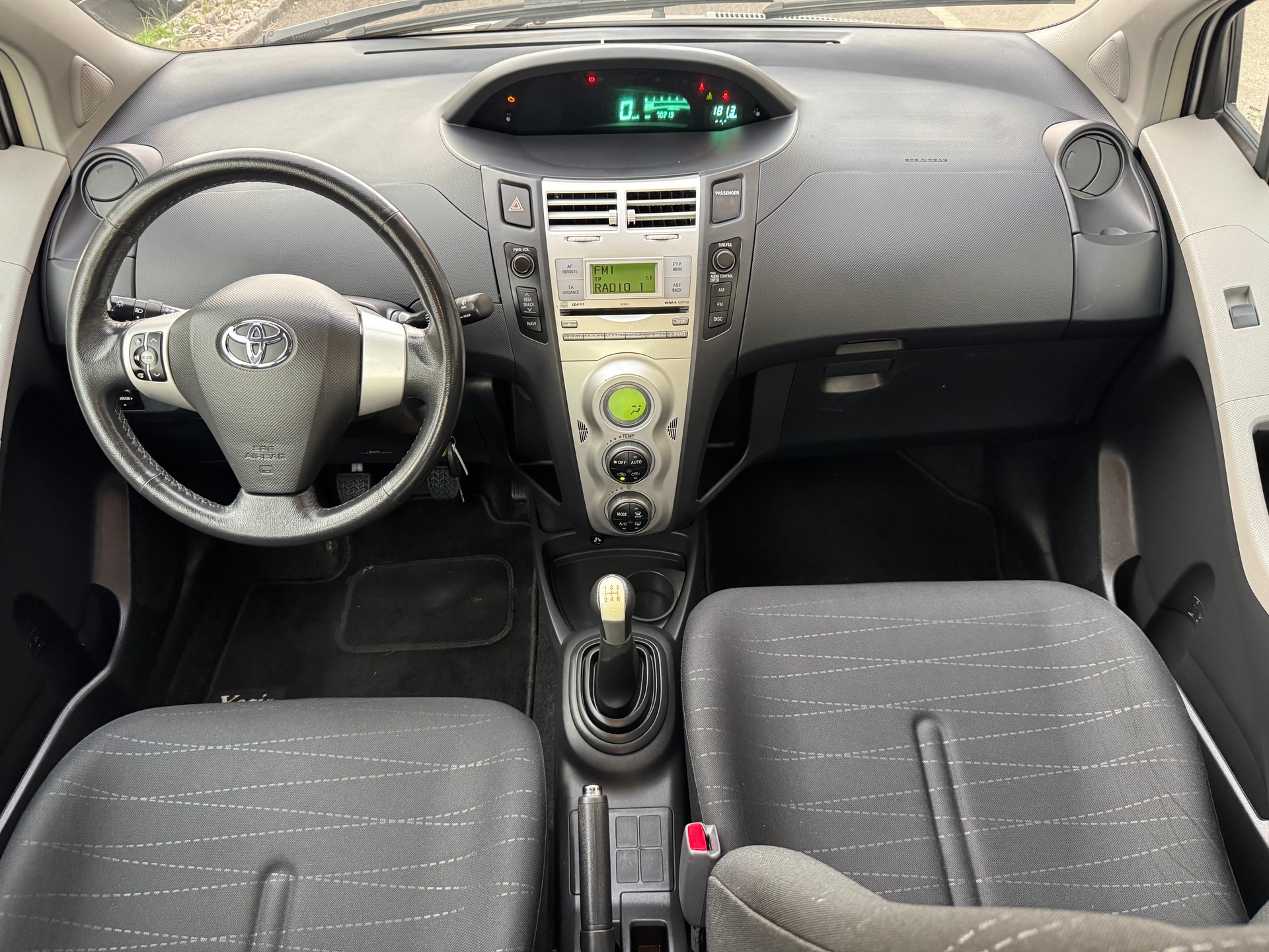 TOYOTA Yaris 1.3 Linea Sol-image-6