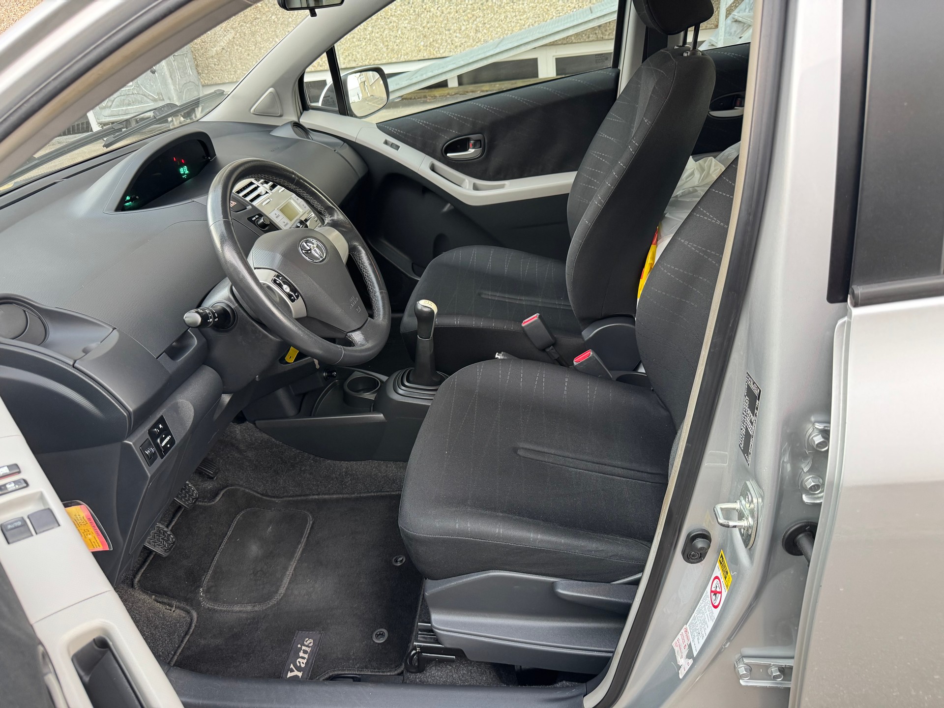 TOYOTA Yaris 1.3 Linea Sol-image-5