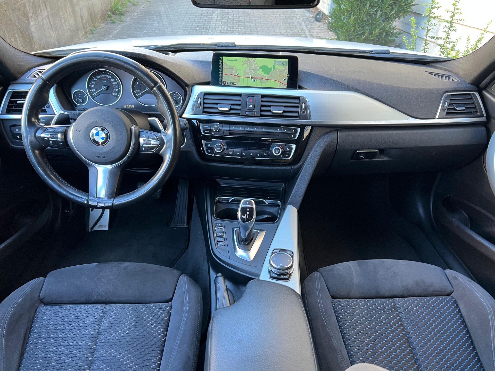 BMW 320d xDrive Touring Steptronic-image-9