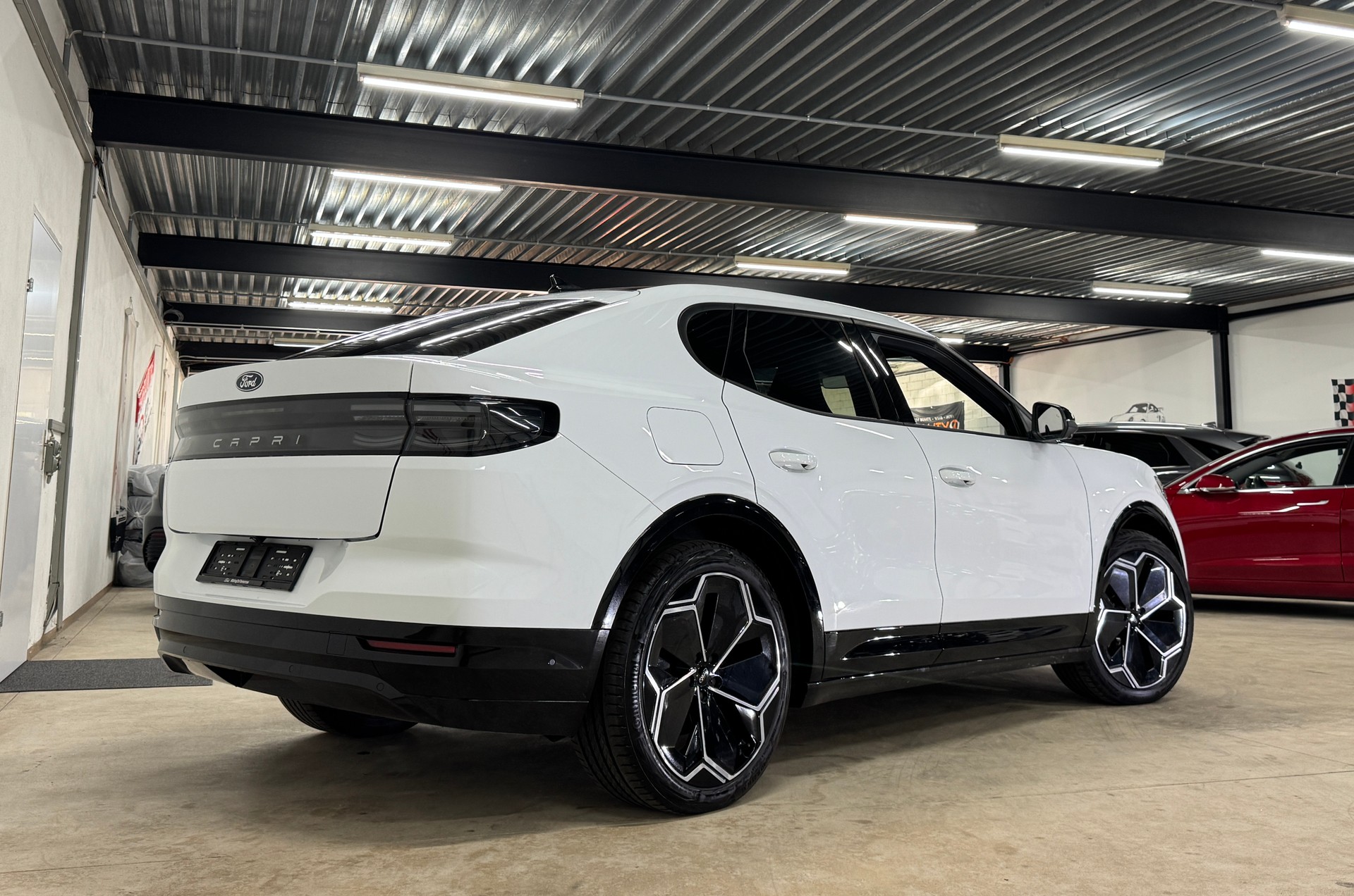 FORD Capri Elektro 79kWh Dual Extended Range Premium 340PS Allrad / VOLLAUSSTATTUNG / AHK / Panodach-image-5