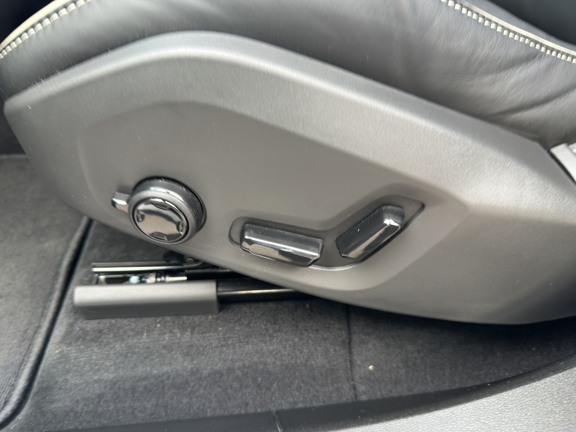 VOLVO XC60 T6 eAWD PluginHybrid Plus Black Edition Geartronic-image-9