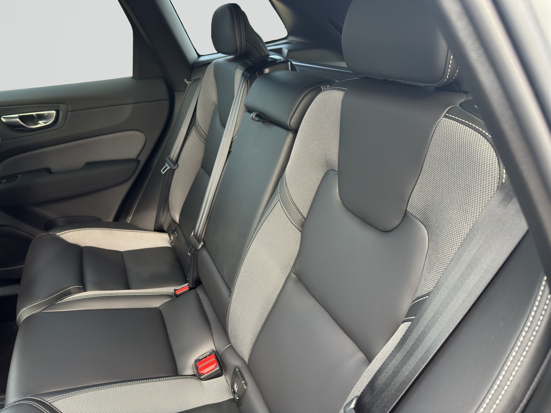 VOLVO XC60 T6 eAWD PluginHybrid Plus Black Edition Geartronic-image-7