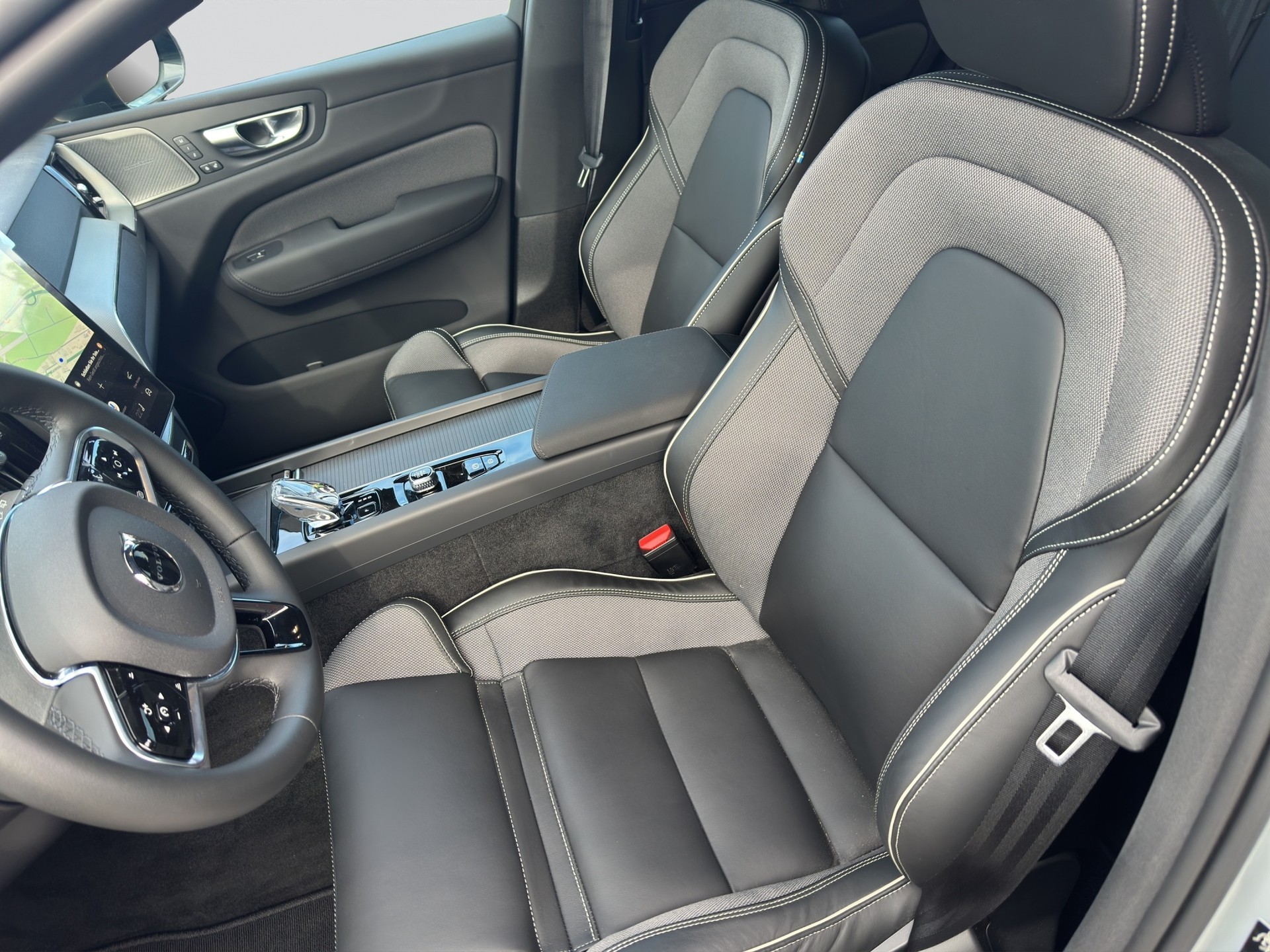 VOLVO XC60 T6 eAWD PluginHybrid Plus Black Edition Geartronic-image-5