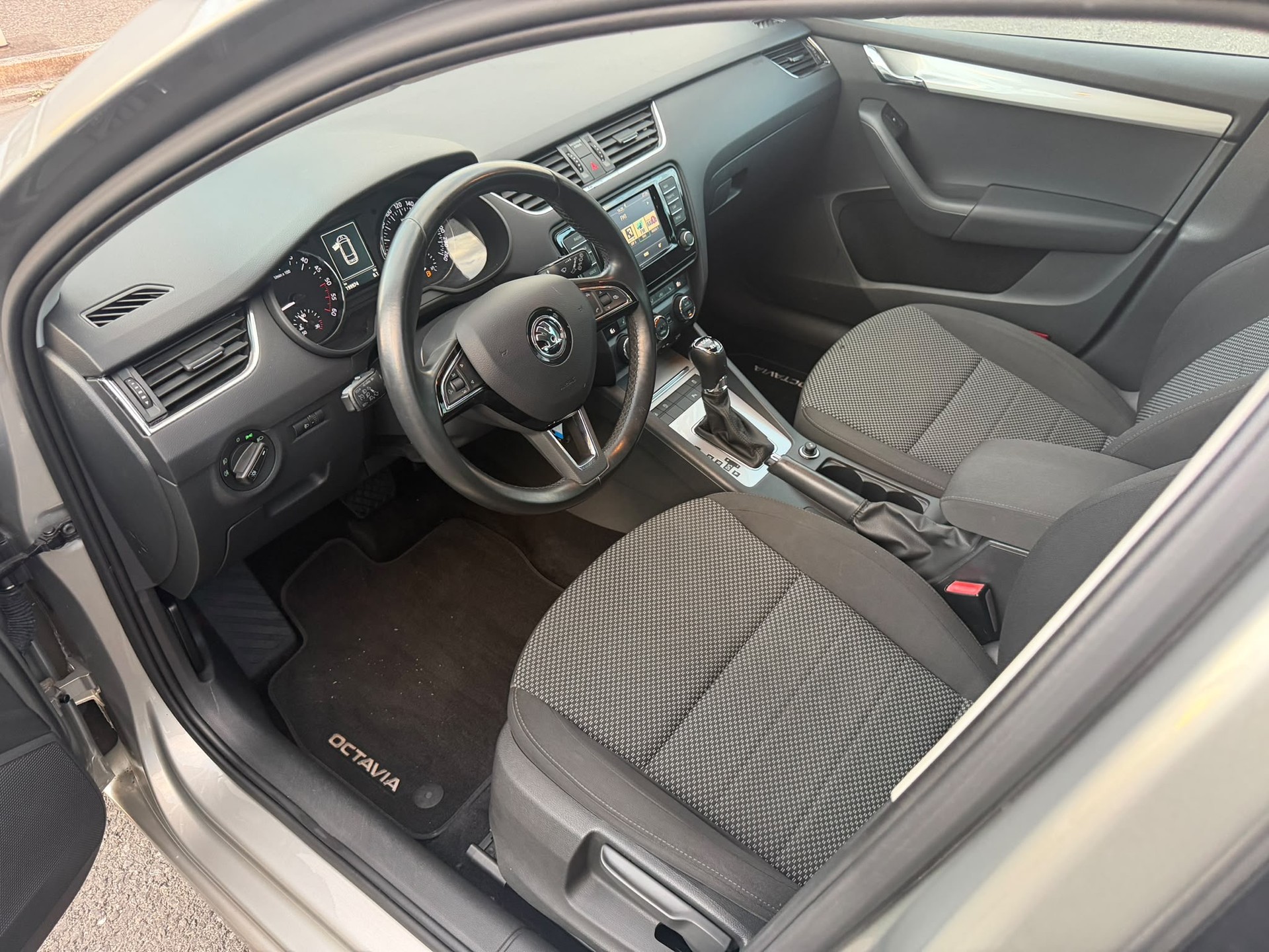 SKODA Octavia 2.0 TDI Ambition 4x4 DSG-image-8