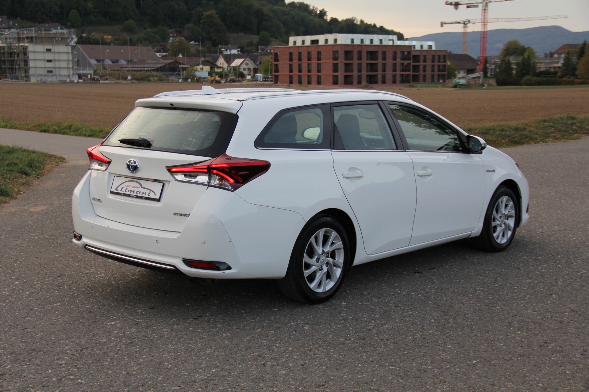 TOYOTA Auris Touring Sports 1.8 HSD Comfort e-CVT-image-5
