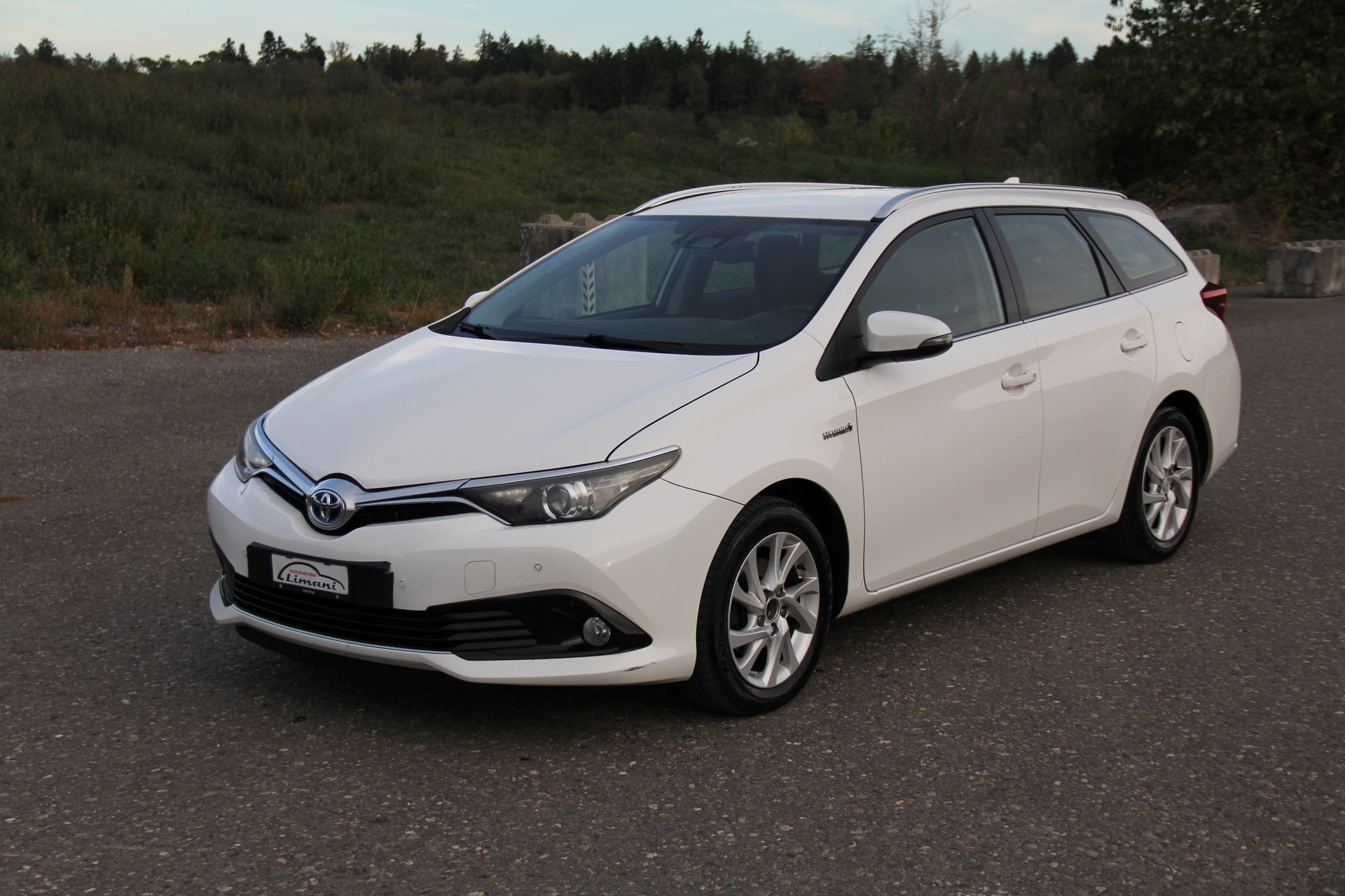 TOYOTA Auris Touring Sports 1.8 HSD Comfort e-CVT-image-0