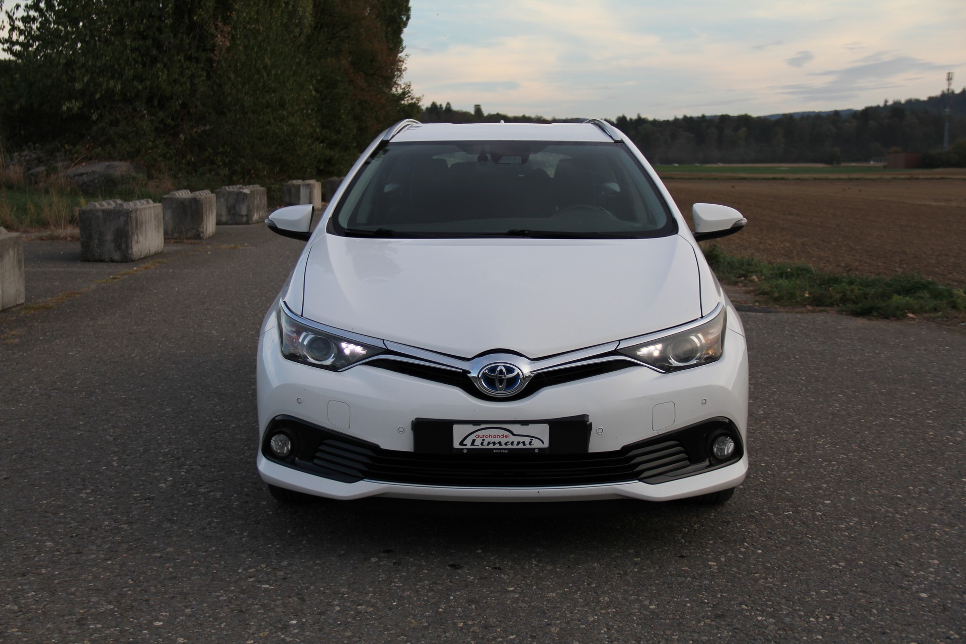 TOYOTA Auris Touring Sports 1.8 HSD Comfort e-CVT-image-1