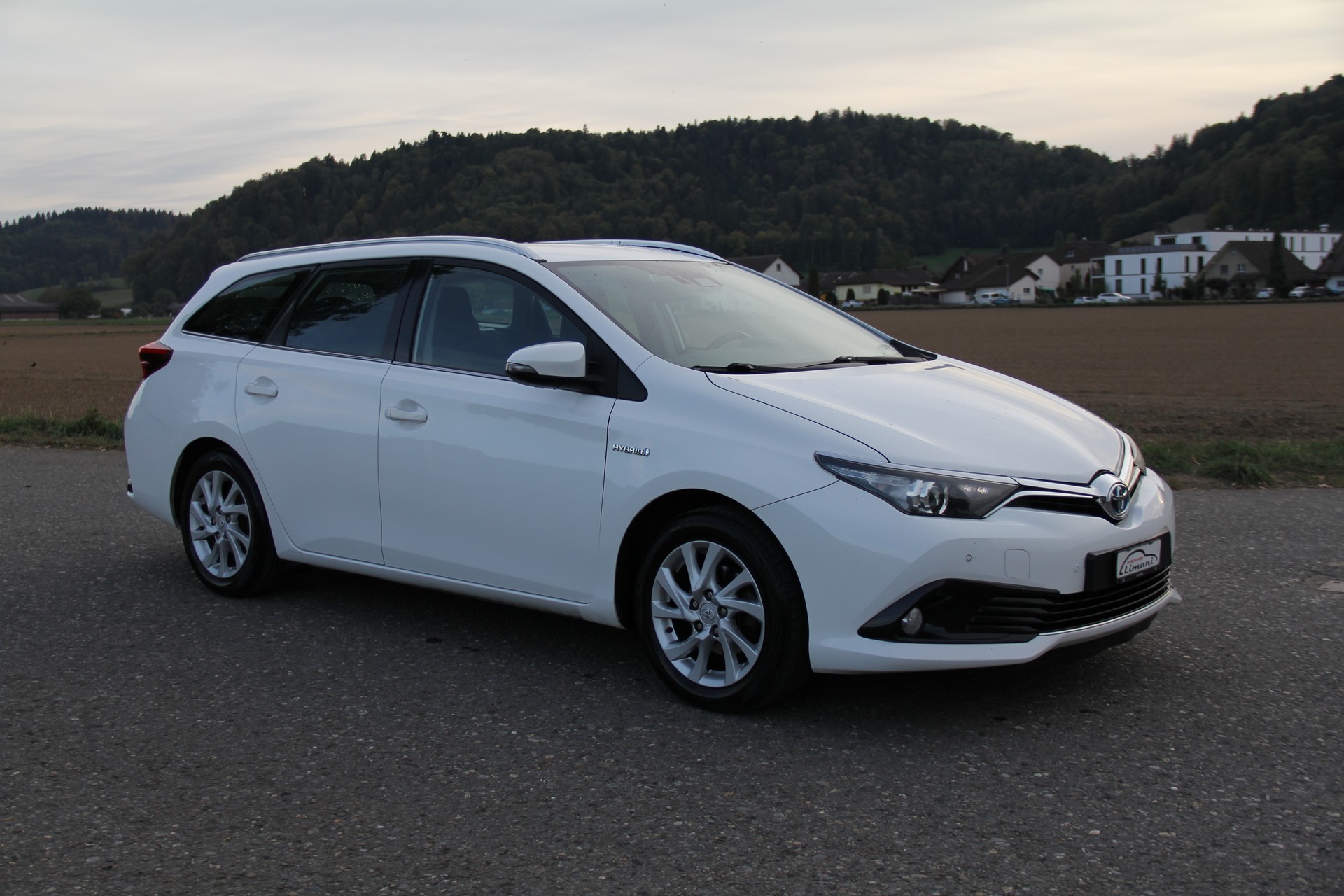 TOYOTA Auris Touring Sports 1.8 HSD Comfort e-CVT-image-2