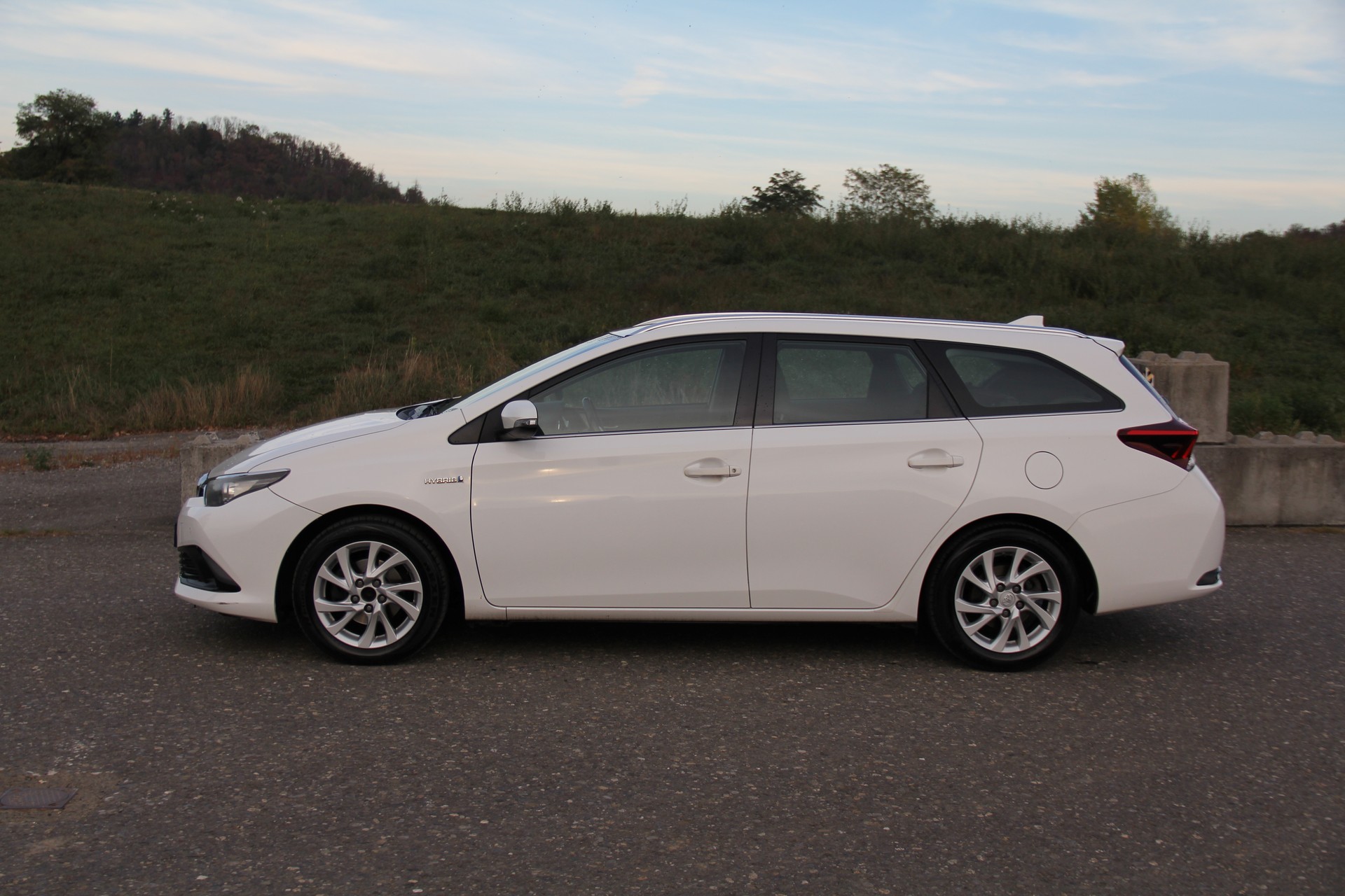 TOYOTA Auris Touring Sports 1.8 HSD Comfort e-CVT-image-3